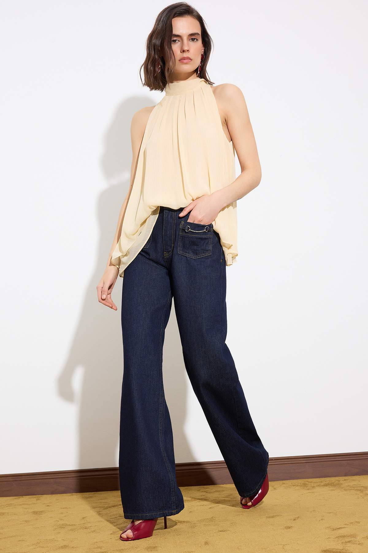 Trendyolmilla  Limited Edition Koyu Mavi DÖKÜMLÜ Cep Detaylı Yüksek Bel %100 Pamuk Wide Leg Jeans TWOSS26JE00028 - Görsel 2