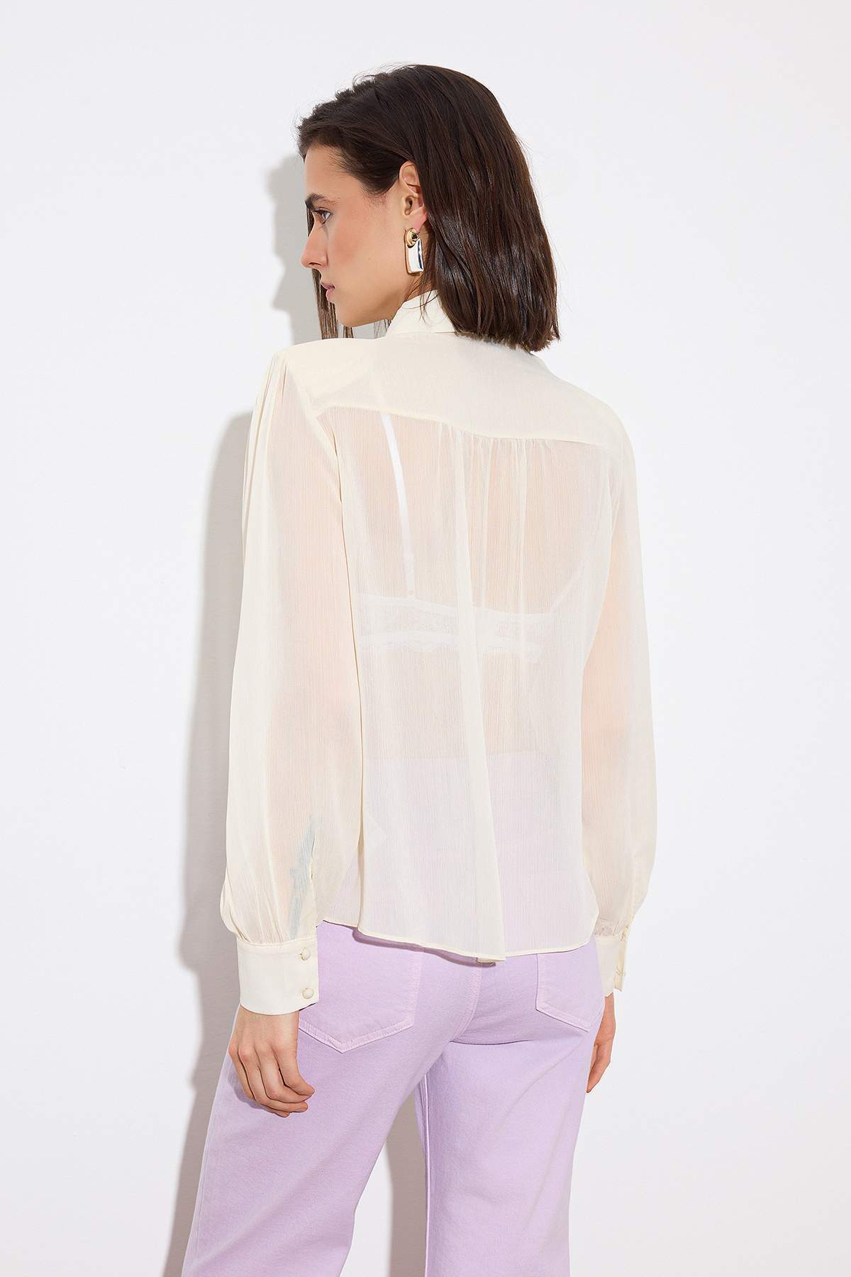 Trendyolmilla  Limited Edition Krem Vatka ve Fular Detaylı Transparan Şık Dokuma Gömlek TWOSS26GO00067 - Görsel 5