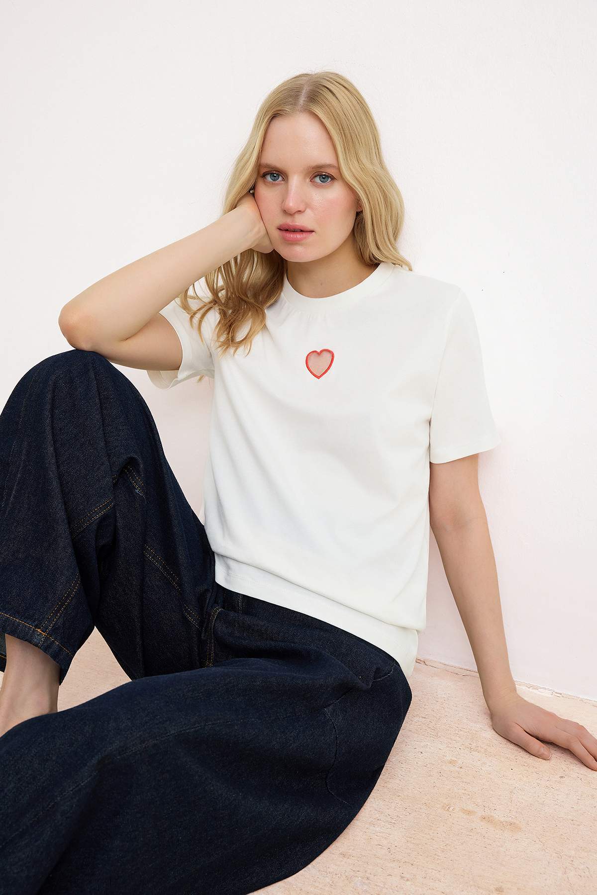 Trendyolmilla  Ekru Kalp Regular/Normal Kalıp Kısa Kollu Tok %100 Pamuk Örme T-Shirt TWOSS26TS00145