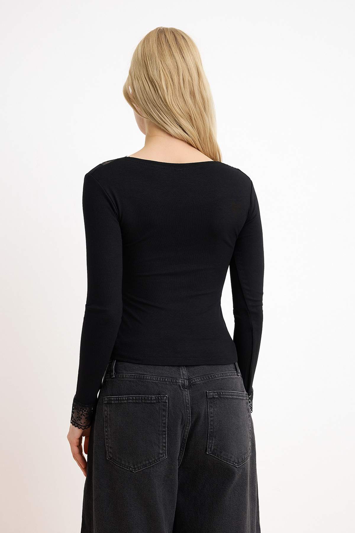 Trendyolmilla  Siyah Fitted/Vücuda Oturan V Yaka Dantel Detaylı Yumuşak Örme Bluz TWOSS26BZ00637 - Görsel 4