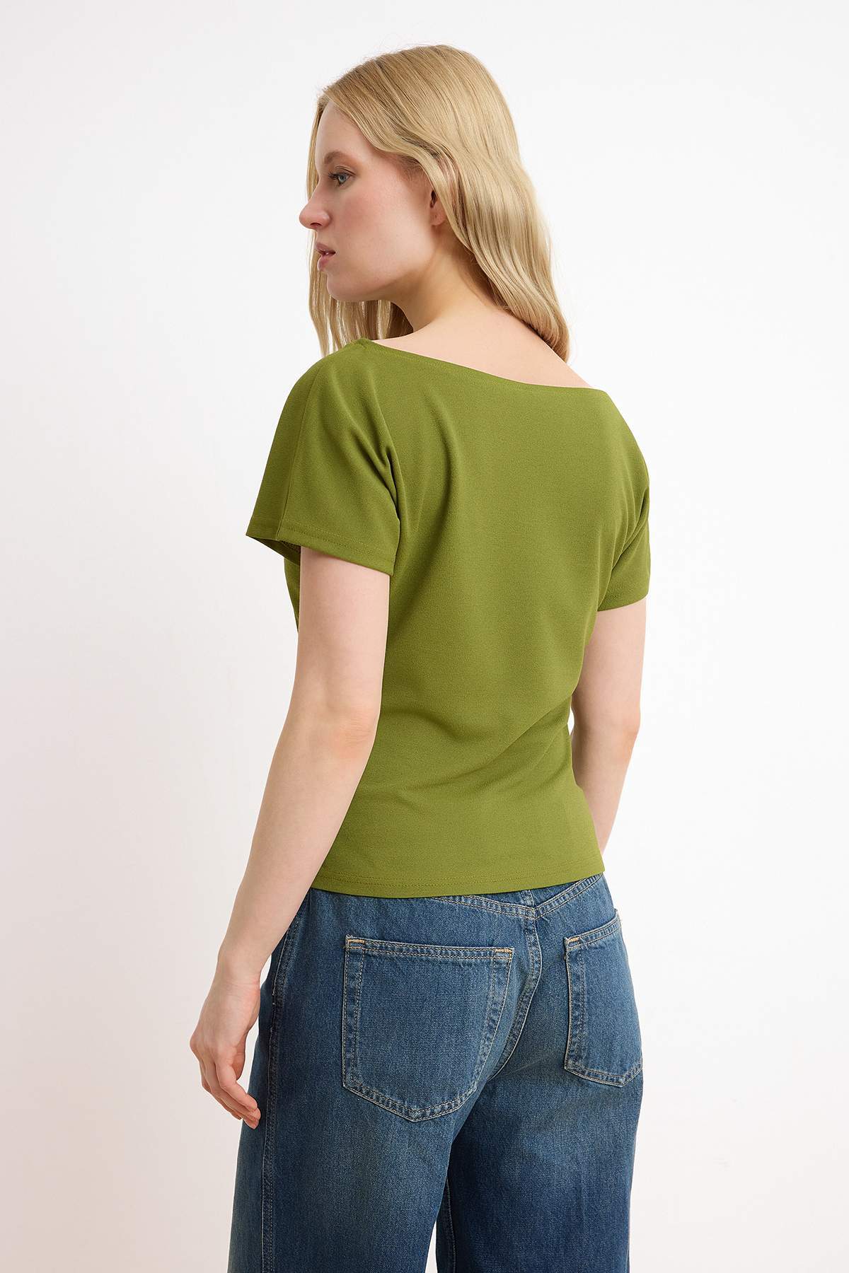 Trendyolmilla  Yağ Yeşili Fitted/Vücuda Oturan Kayık Yaka Düşük Kol Kısa Kollu Scuba Krep Örme Bluz TWOSS26BZ00080 - Görsel 4