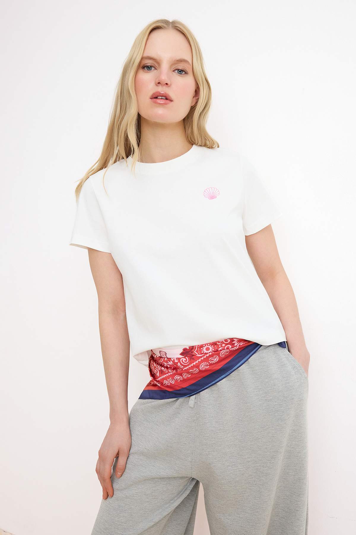 Trendyolmilla  Ekru Nakışlı Regular/Normal Kalıp Kısa Kollu %100 Pamuk Örme T-Shirt TWOSS26TS00124