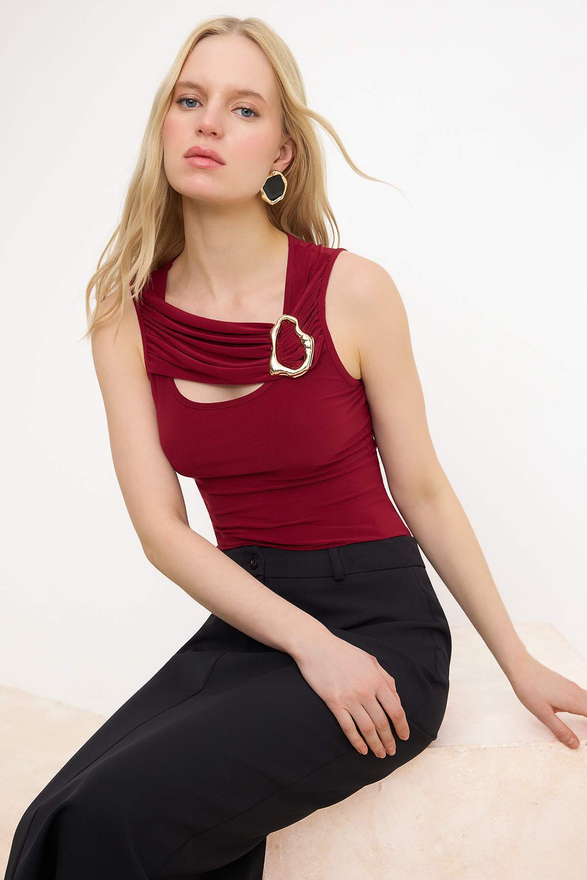 Trendyolmilla Bordo Fitted/Vücuda Oturan Havuz Yaka Kolsuz Aksesuar Detaylı Esnek Örme Bluz TWOSS26BZ00472