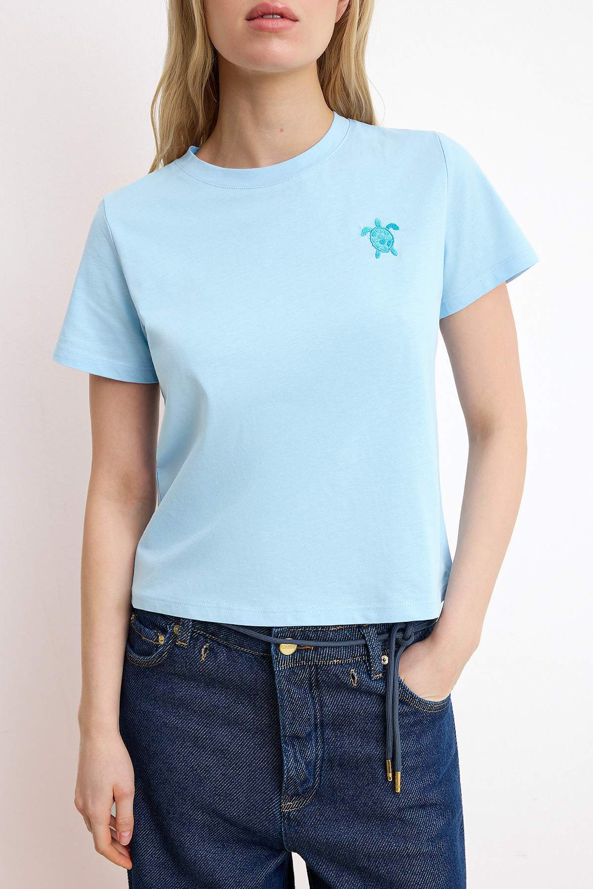 Trendyolmilla  Açık/Bebe Mavi Nakışlı Regular/Normal Kalıp Kısa Kollu %100 Pamuk Örme T-Shirt TWOSS26TS00124 - Görsel 3