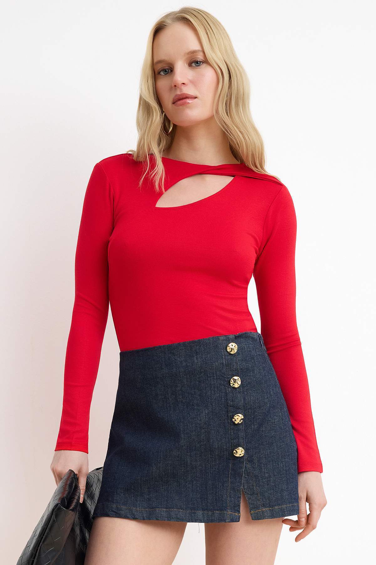 Trendyolmilla Kırmızı Düz Fitted Bisiklet Yaka Standart Kol Uzun Premium Yumuşak Örme Bluz TWOSS26BZ00247