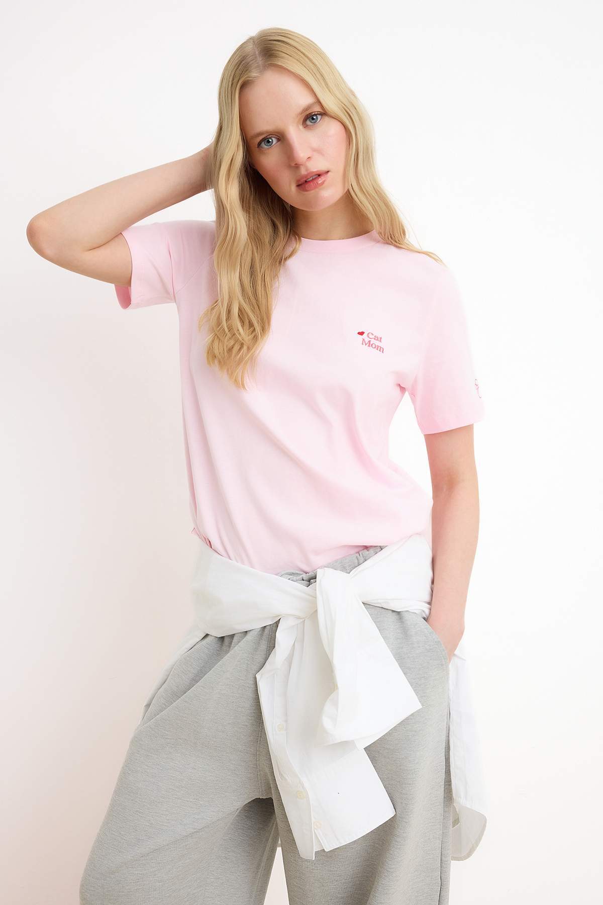 Trendyolmilla  Açık Pembe Nakışlı / İşlemeli Regular/Normal Kalıp Tok %100 Pamuk Örme T-Shirt TWOSS26TS00144