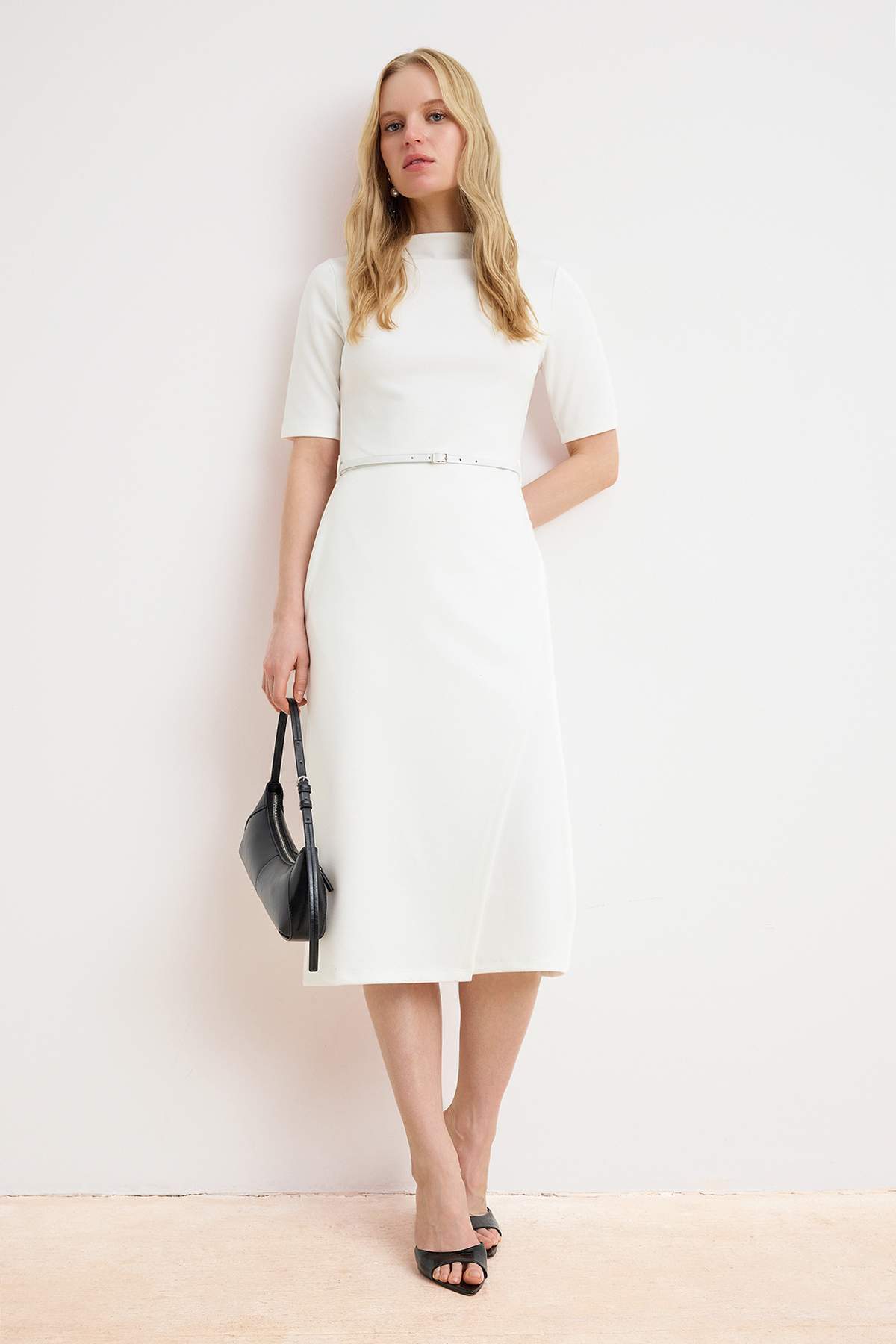 Trendyol Collection Ecrufarbenes, gerades, gewölbtes Midi-Strickkleid TWOAW26...