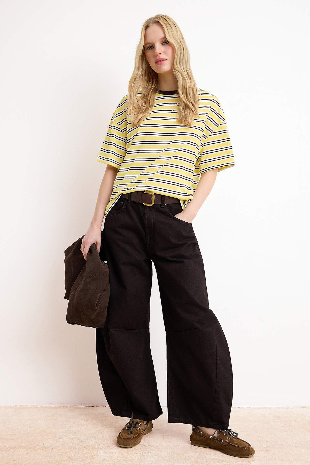 Trendyolmilla  Açık Sarı Çizgili Boxy Düşük Kol Kısa Kollu Tok %100 Pamuk Örme T-Shirt TWOSS26TS00023 - Görsel 2