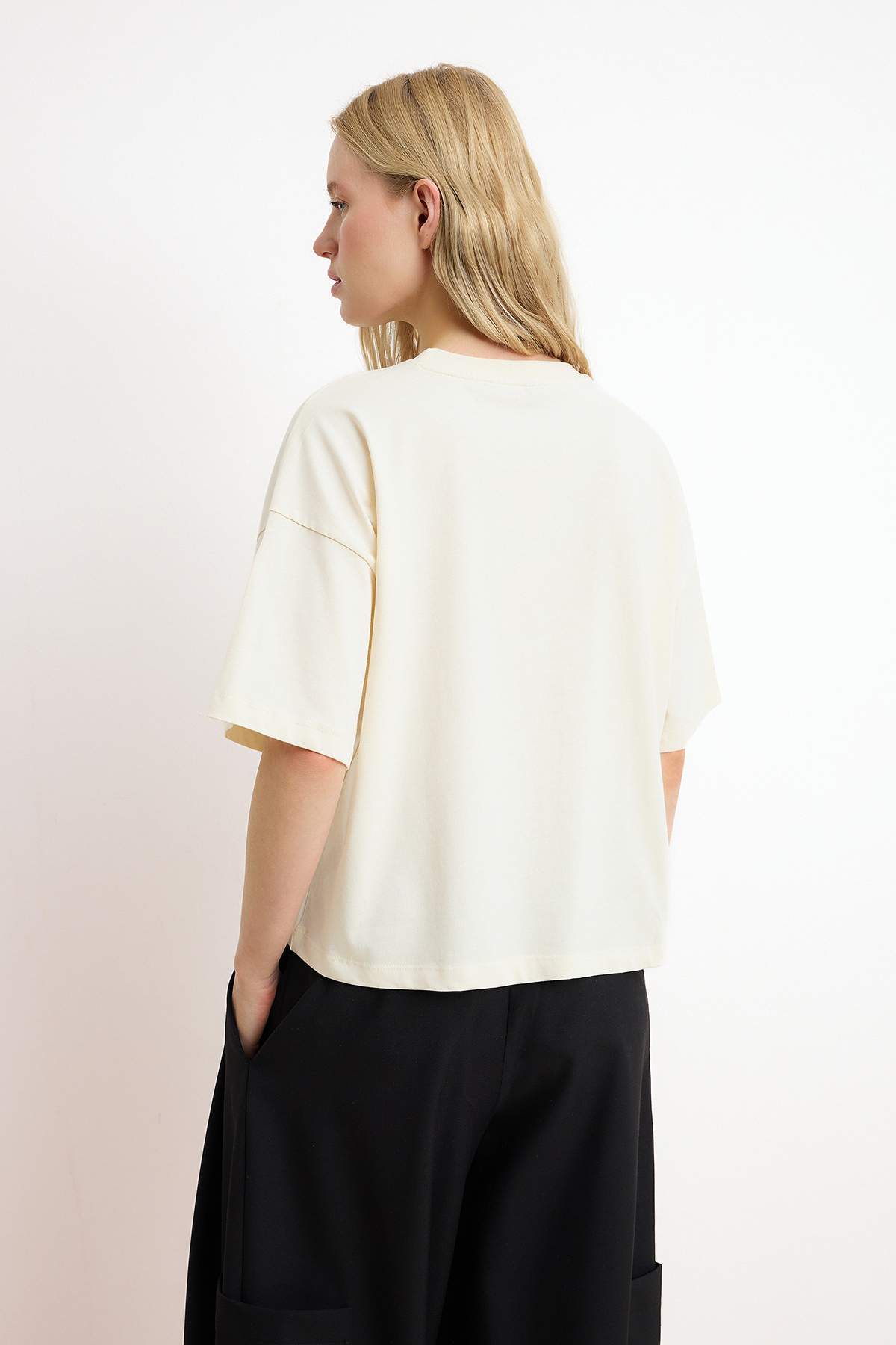 Trendyolmilla  Ekru Düz Boxy Bisiklet Yaka Standart Kol Kısa Tok %100 Pamuk Örme T-Shirt TWOSS26TS00122 - Görsel 4