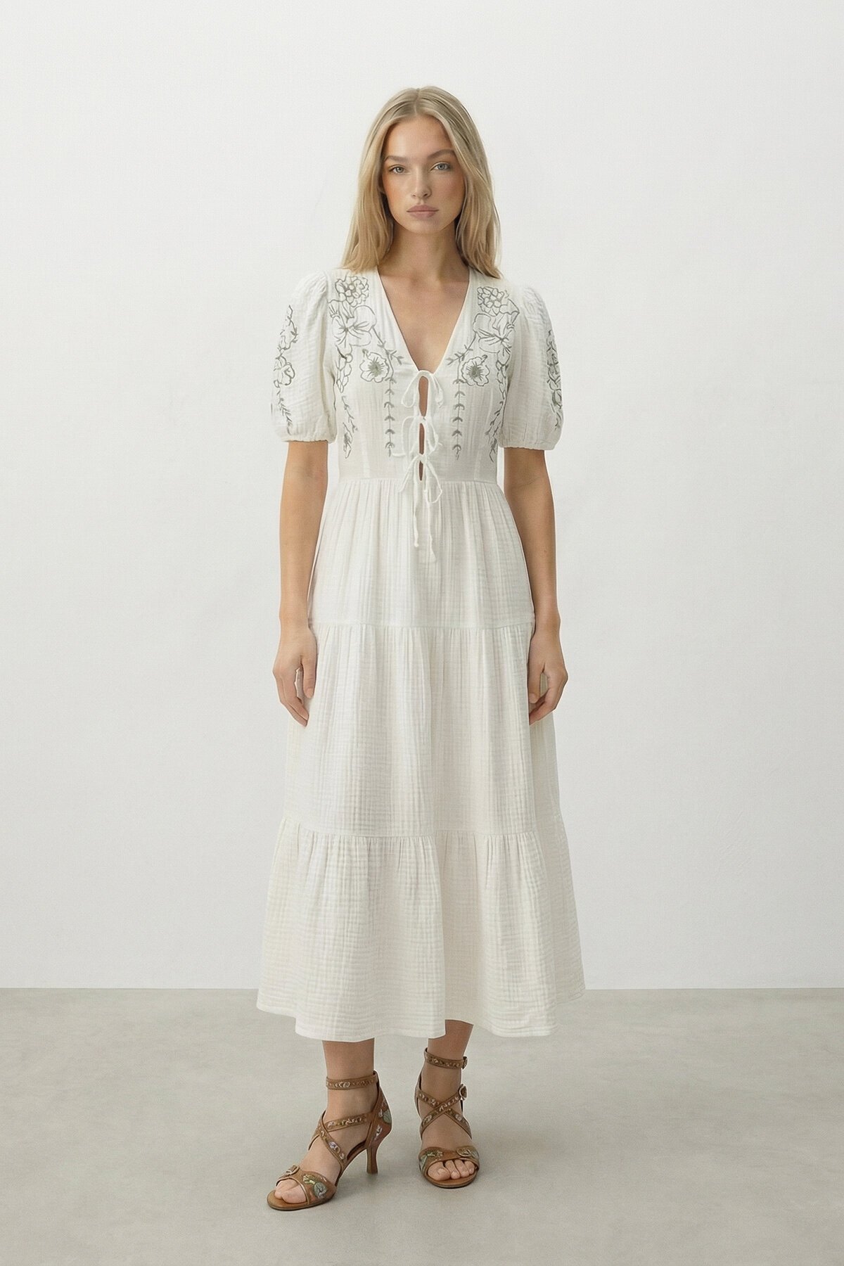 VAGGON  Beyaz Nakışlı Bağlama Detaylı Midi Boy Müslin Elbise - Görsel 2