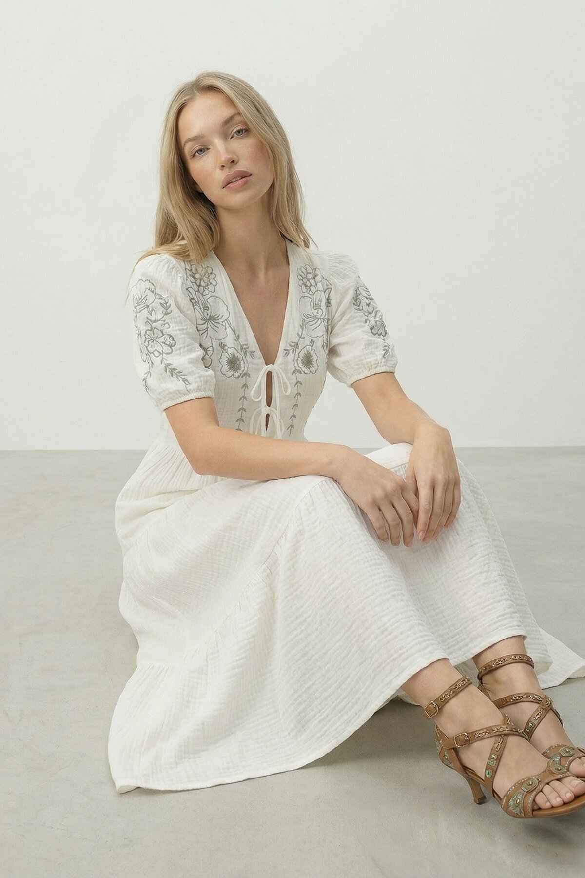 VAGGON  Beyaz Nakışlı Bağlama Detaylı Midi Boy Müslin Elbise - Görsel 3