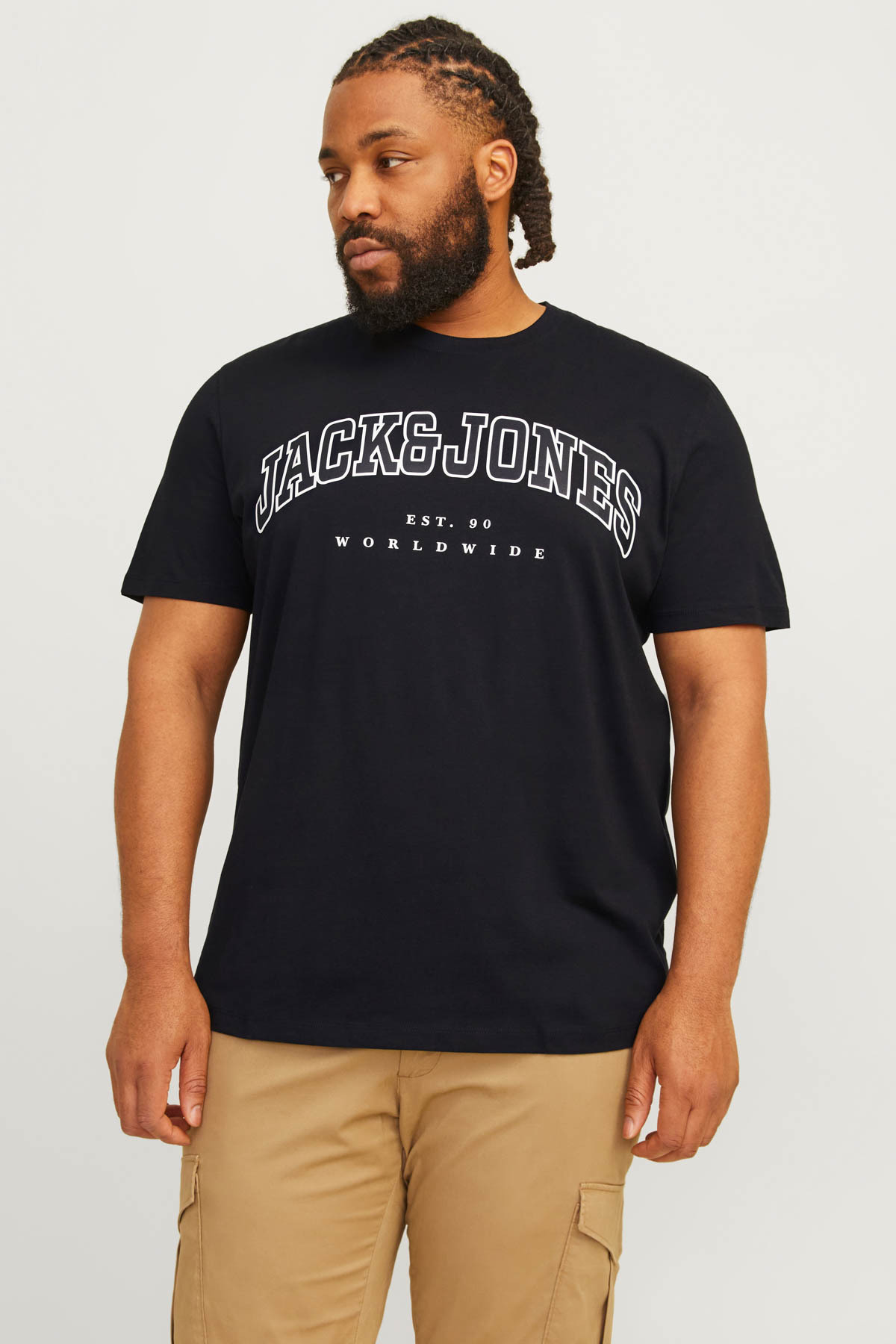 تی‌شرت آستین کوتاه مردانه JJECALEB VARSITY TEE SS مشکی جک اند جونز تی شرت بزرگ سایز Jack & Jones