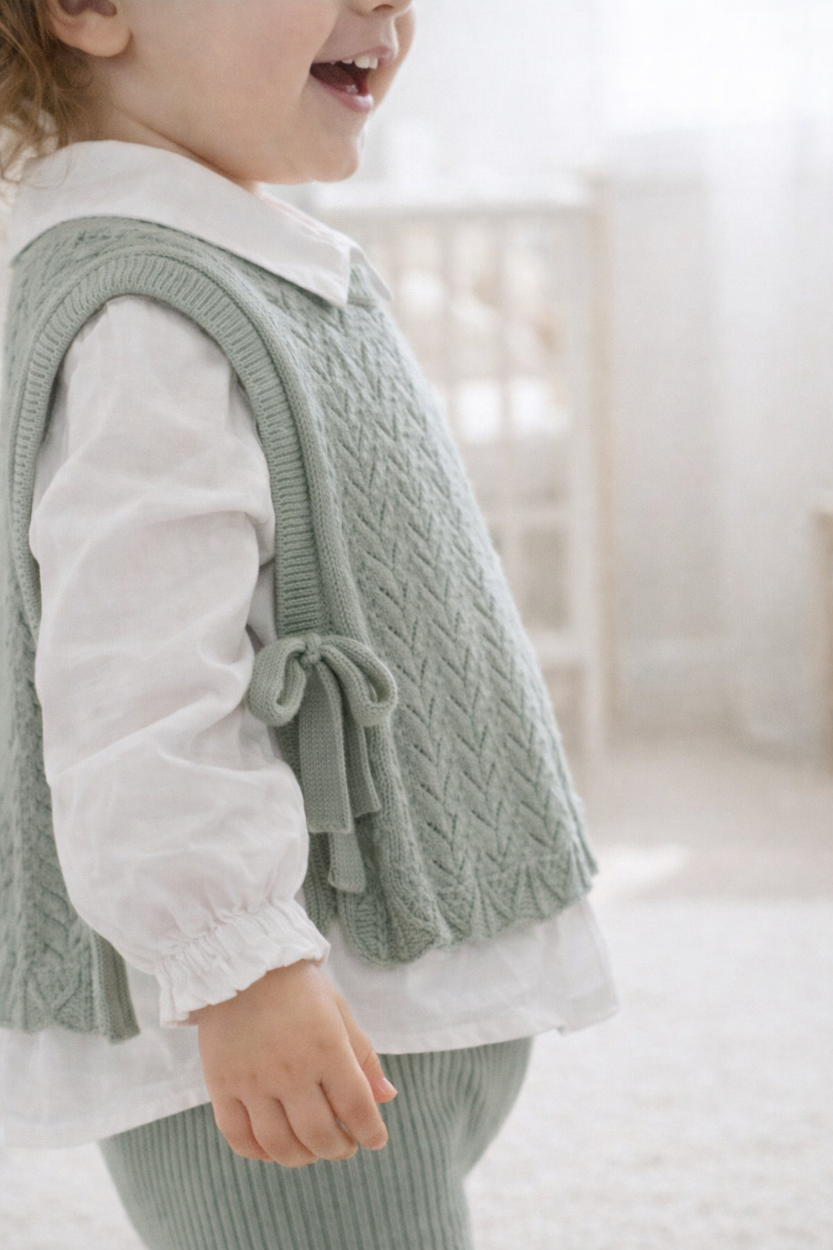 genybaby Şık Kız Bebek Triko Takım – Beyaz Gömlek, Örgü Süveter ve Pantolon fotoğrafı 3 (önizleme)