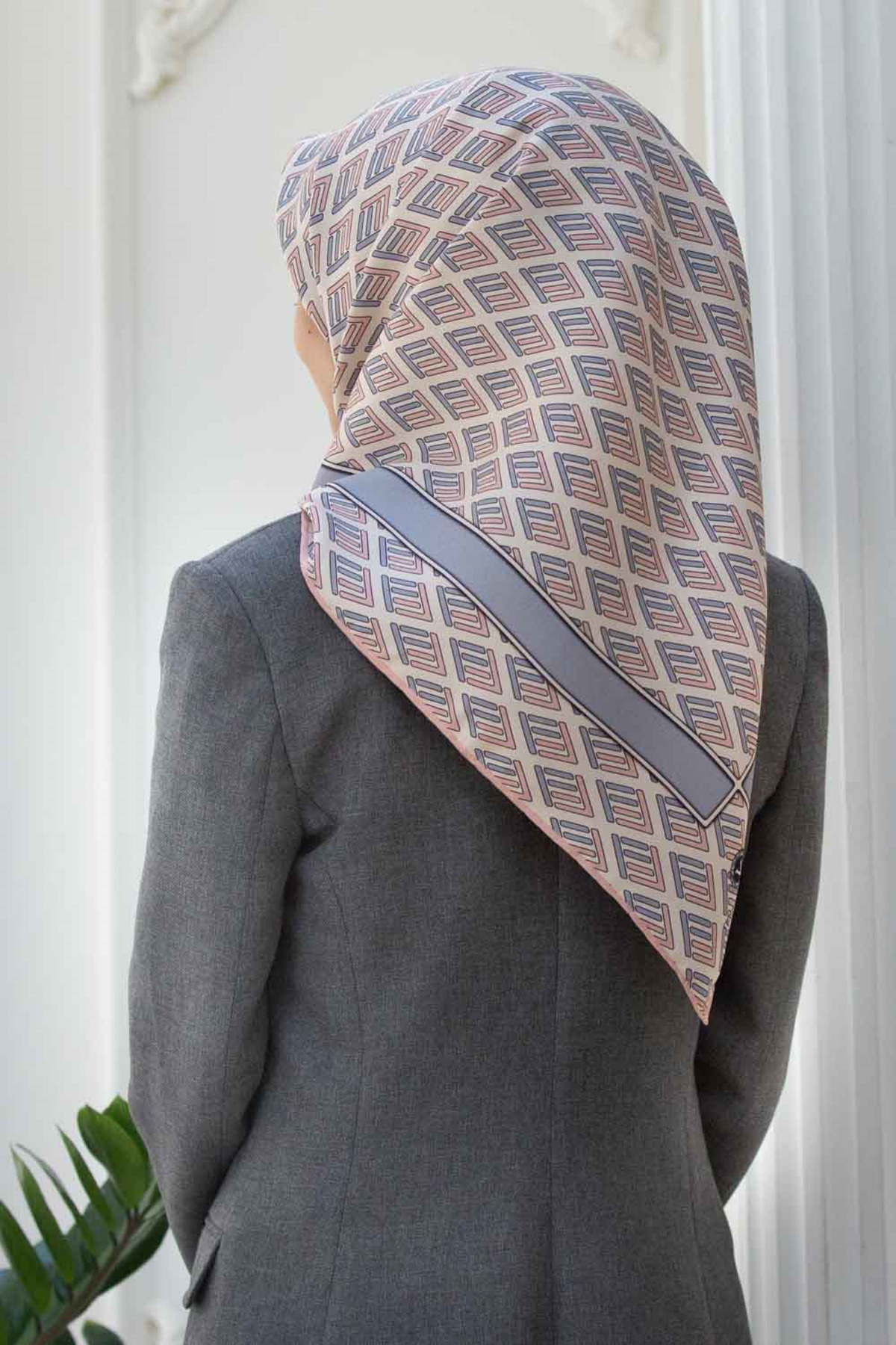 57% SILK 43% VISCOSE Twill Silk Geometric Patterned Powder - Gray Color 90x90 Scarf Sewing Shape : Hand D