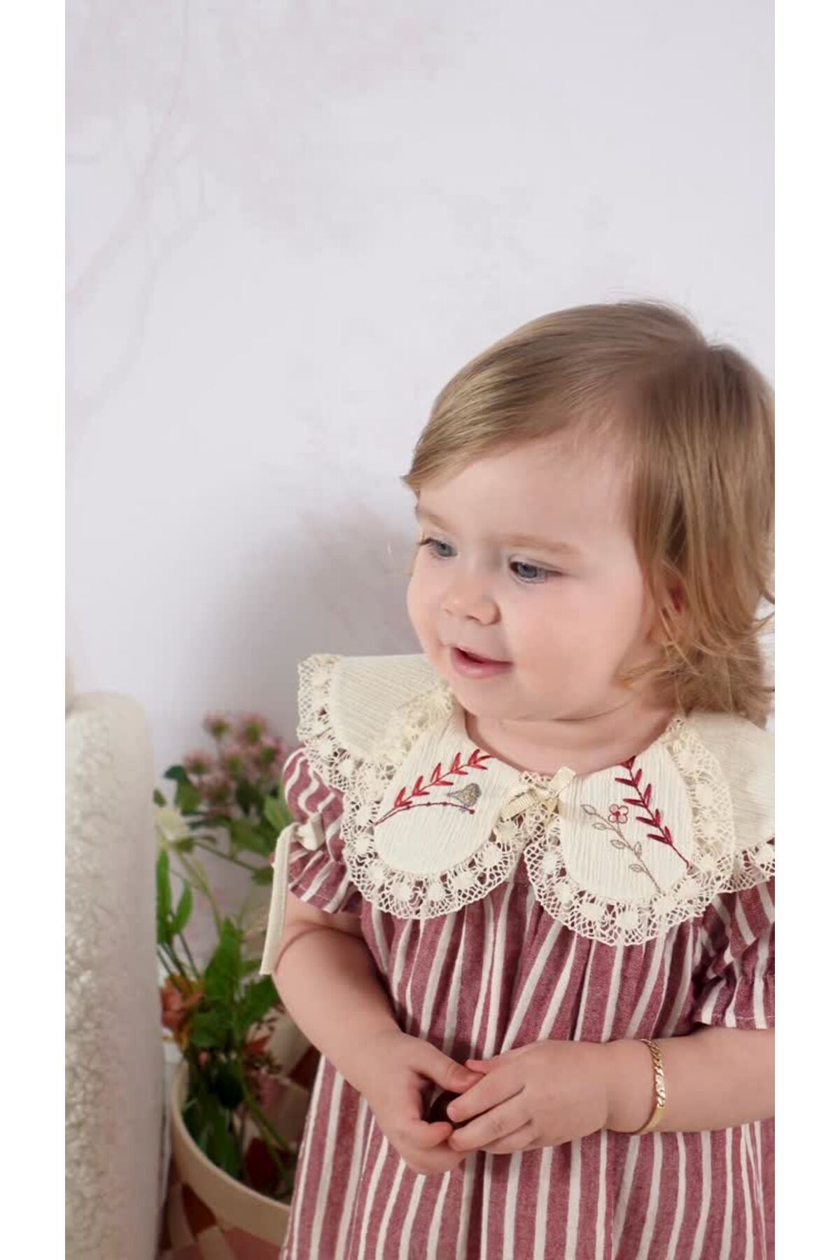 Momercy Kız Bebek Vintage Nakış Yakalı Fiyonklu Tokalı Elbise - Bordo Renk fotoğrafı 6 (önizleme)