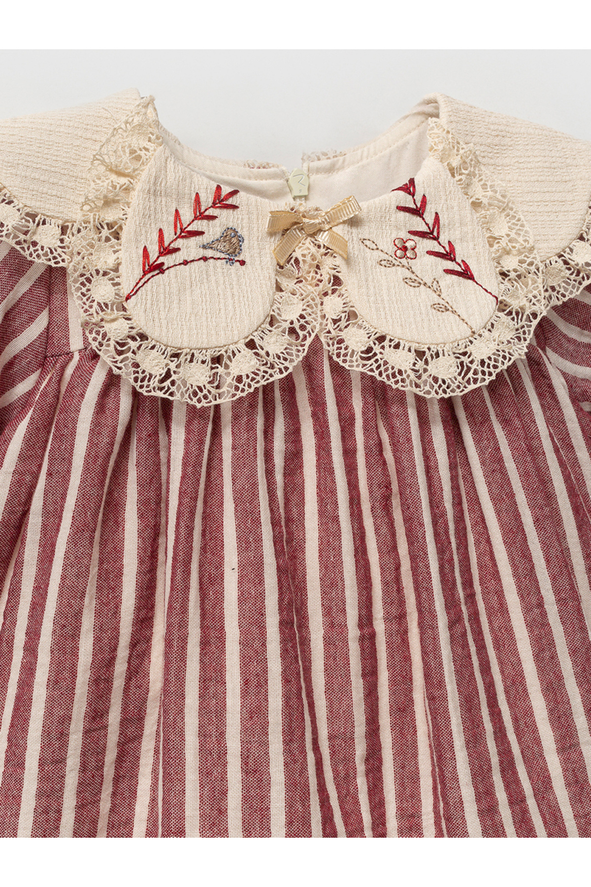 Momercy Kız Bebek Vintage Nakış Yakalı Fiyonklu Tokalı Elbise - Bordo Renk fotoğrafı 3 (önizleme)