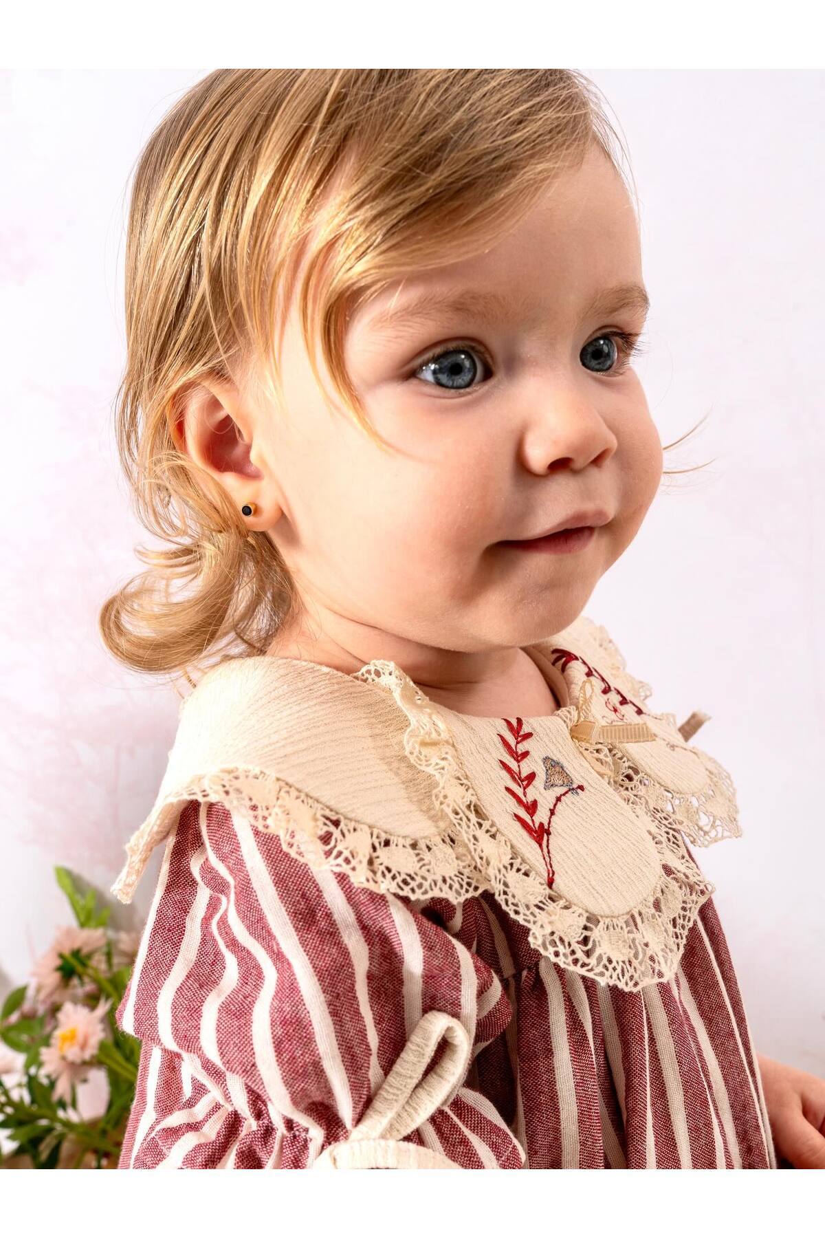 Momercy Kız Bebek Vintage Nakış Yakalı Fiyonklu Tokalı Elbise - Bordo Renk fotoğrafı 4 (önizleme)