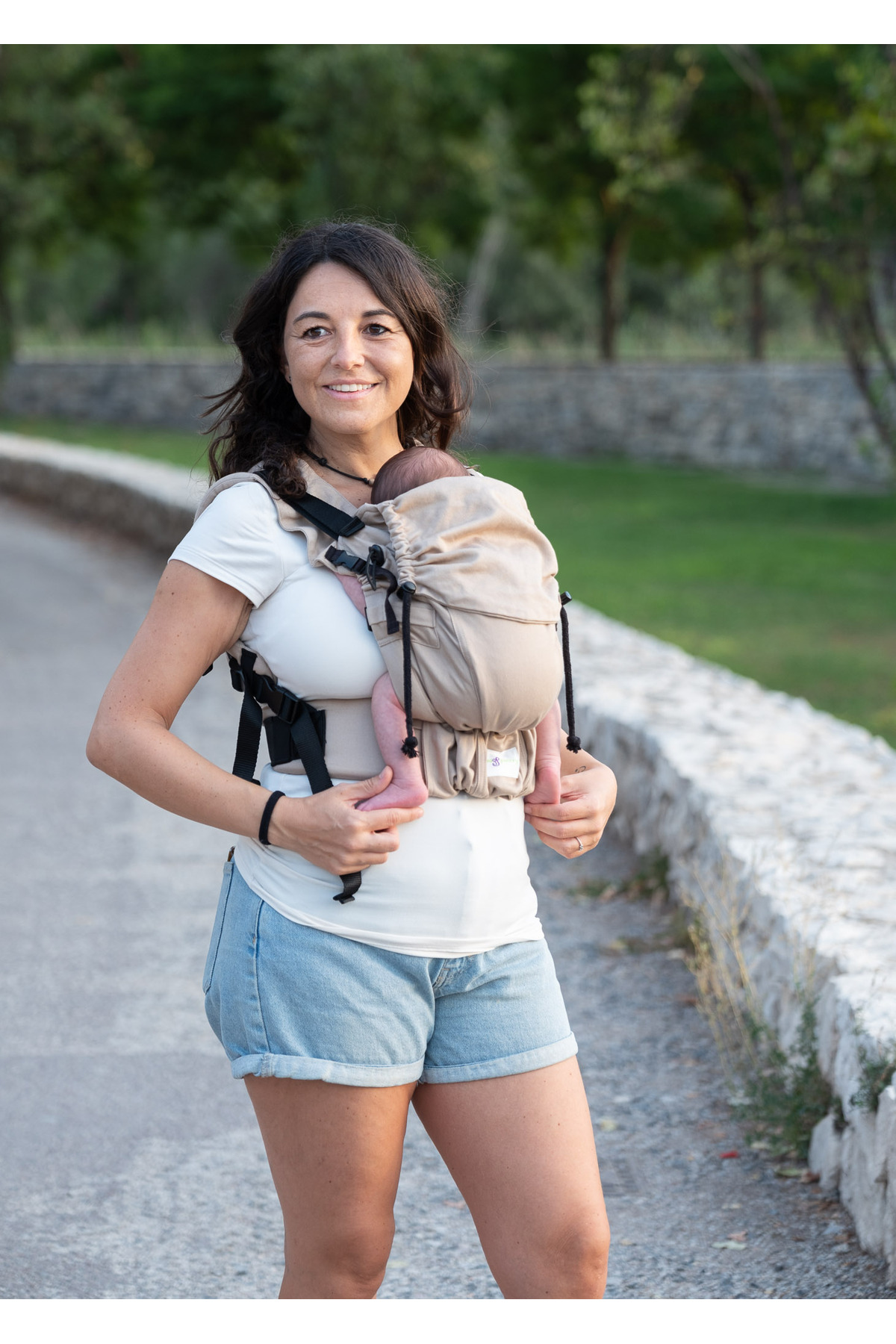 Huggyberry Nest Baby Carrier - Latte fotoğrafı 2 (önizleme)