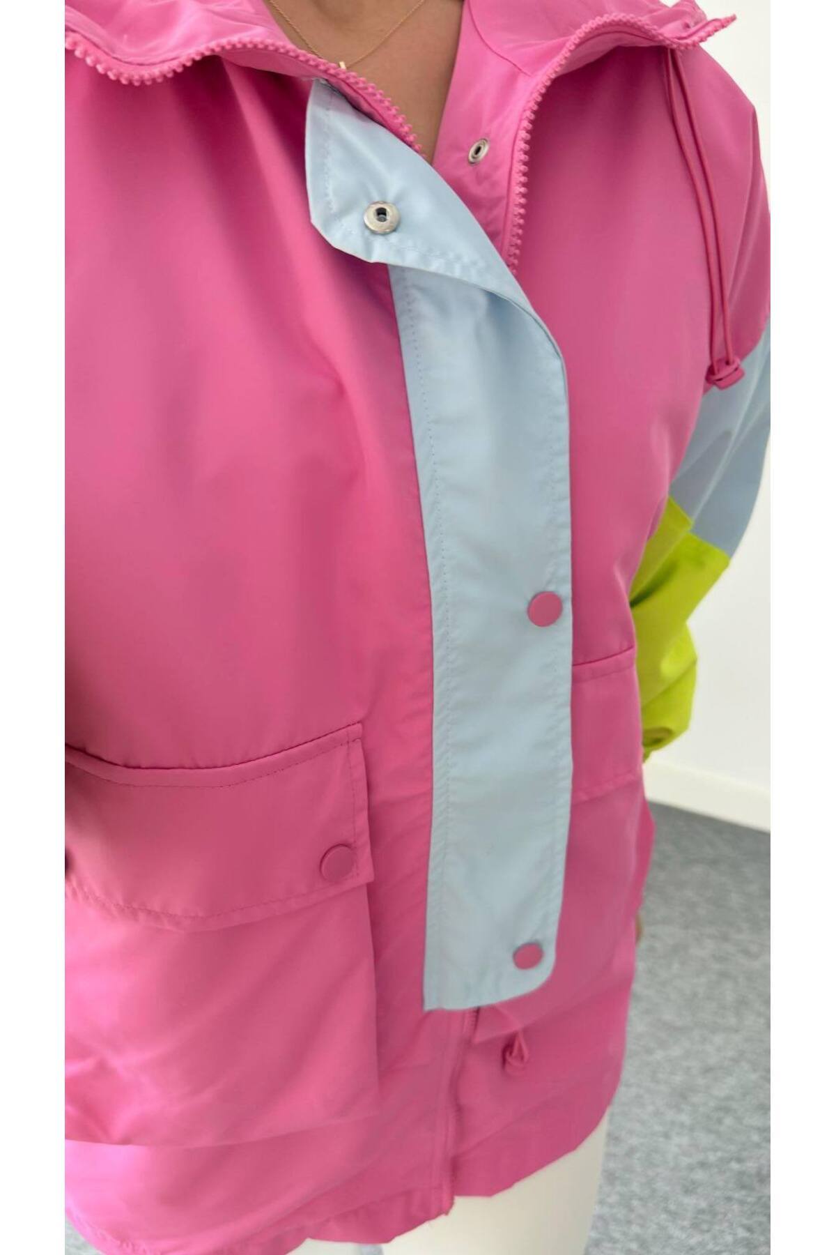 MATTİMODA  Kadın Renkbloklu Astarlı Sırt Baskılı Basen Boy Yağmurluk - Görsel 4