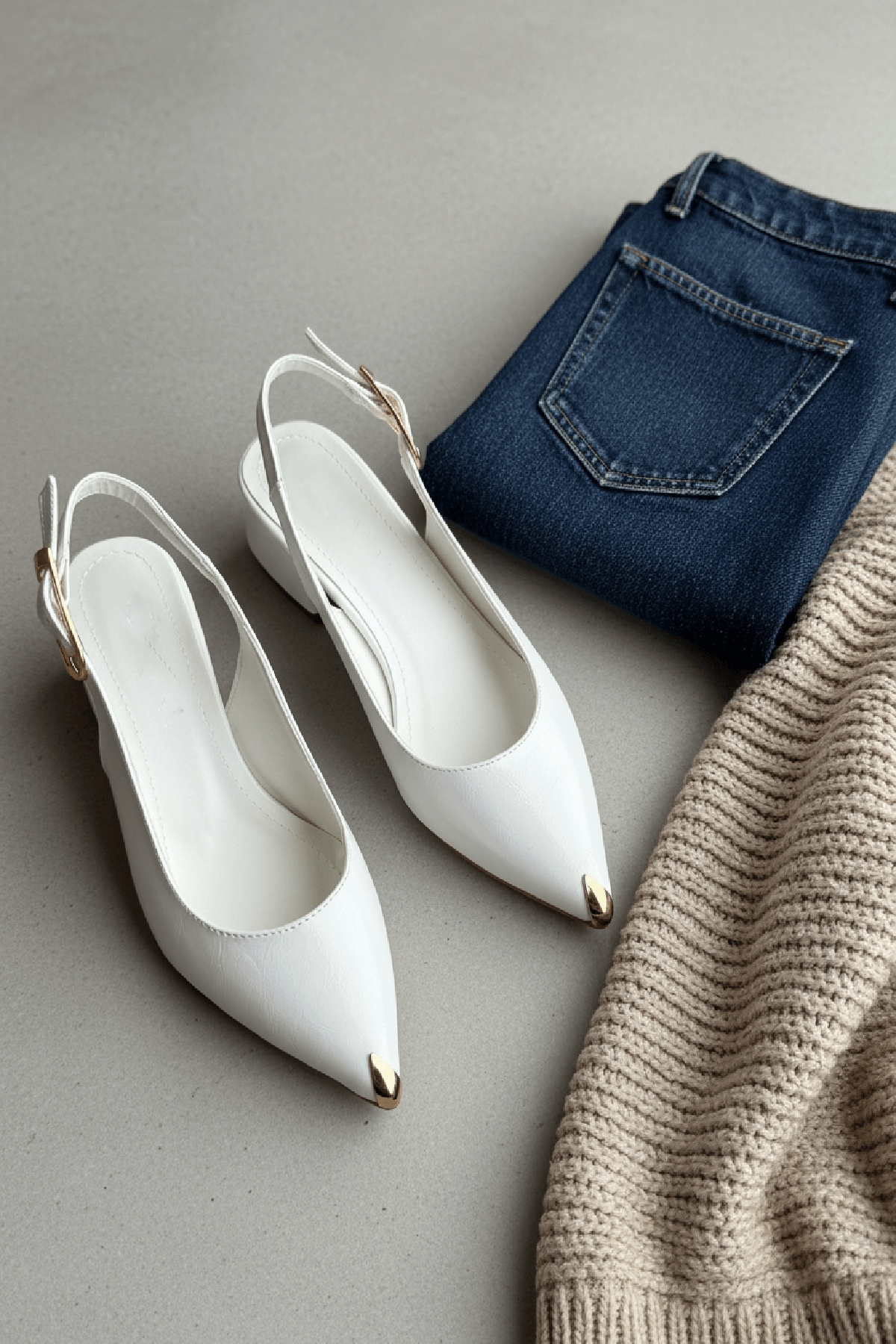 DURUNUN BUTİĞİ  Dundo Beyaz Yanı Tokalı (4 cm Topuk Boyu ) Sivri Burun Topuklu Babet Ayakkabı