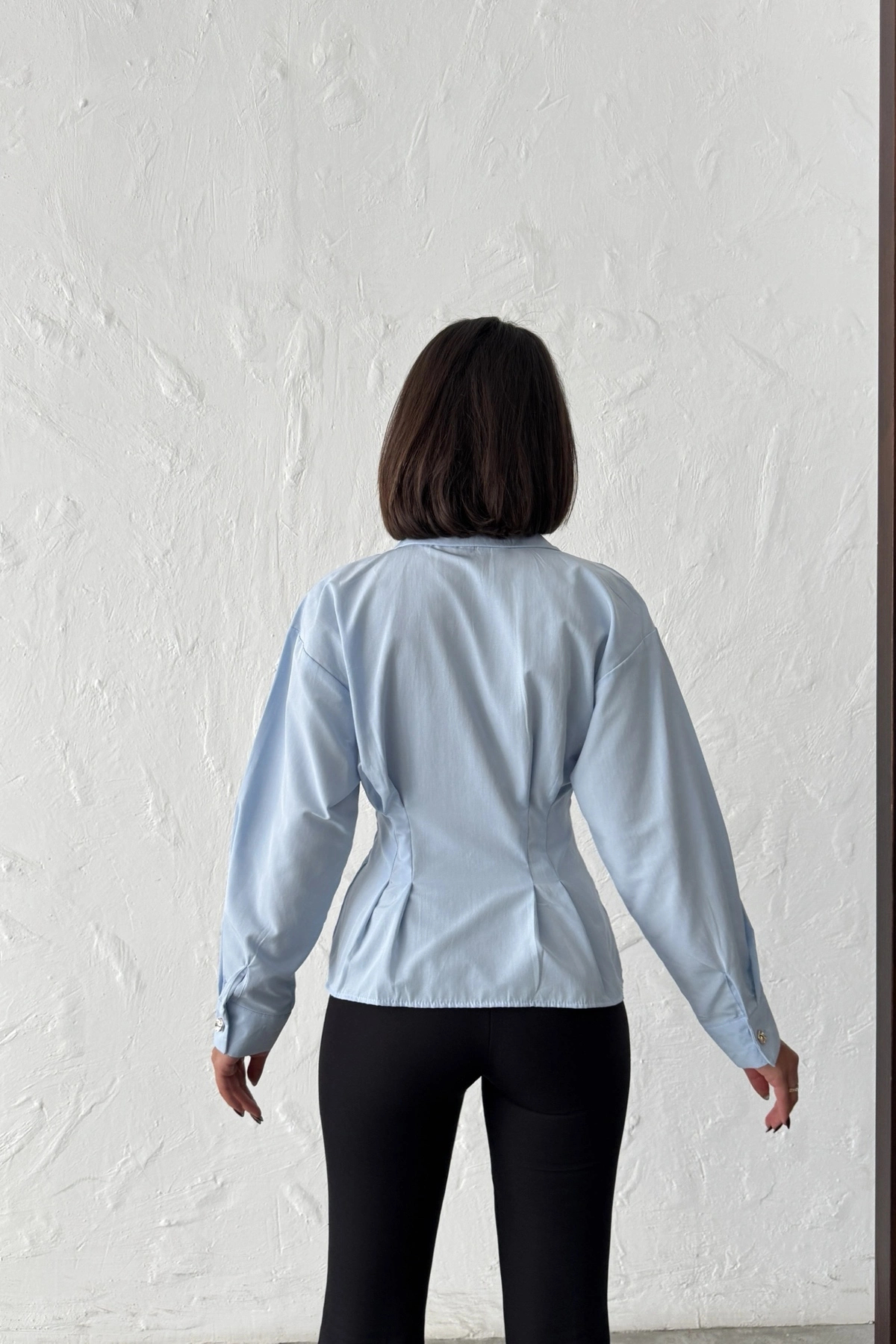 URİS  Kadın Mavi Belden Oturtmalı Pens Detaylı Beli Pileli Şık Düğmeli V Yaka Gömlek - Görsel 4