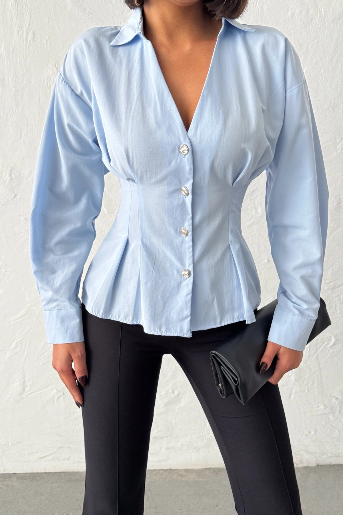 URİS  Kadın Mavi Belden Oturtmalı Pens Detaylı Beli Pileli Şık Düğmeli V Yaka Gömlek - Görsel 2