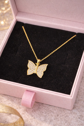 Veloura Altın Renk Taşlı Kelebek Kolye – Işıltılı Minimal Tasarım