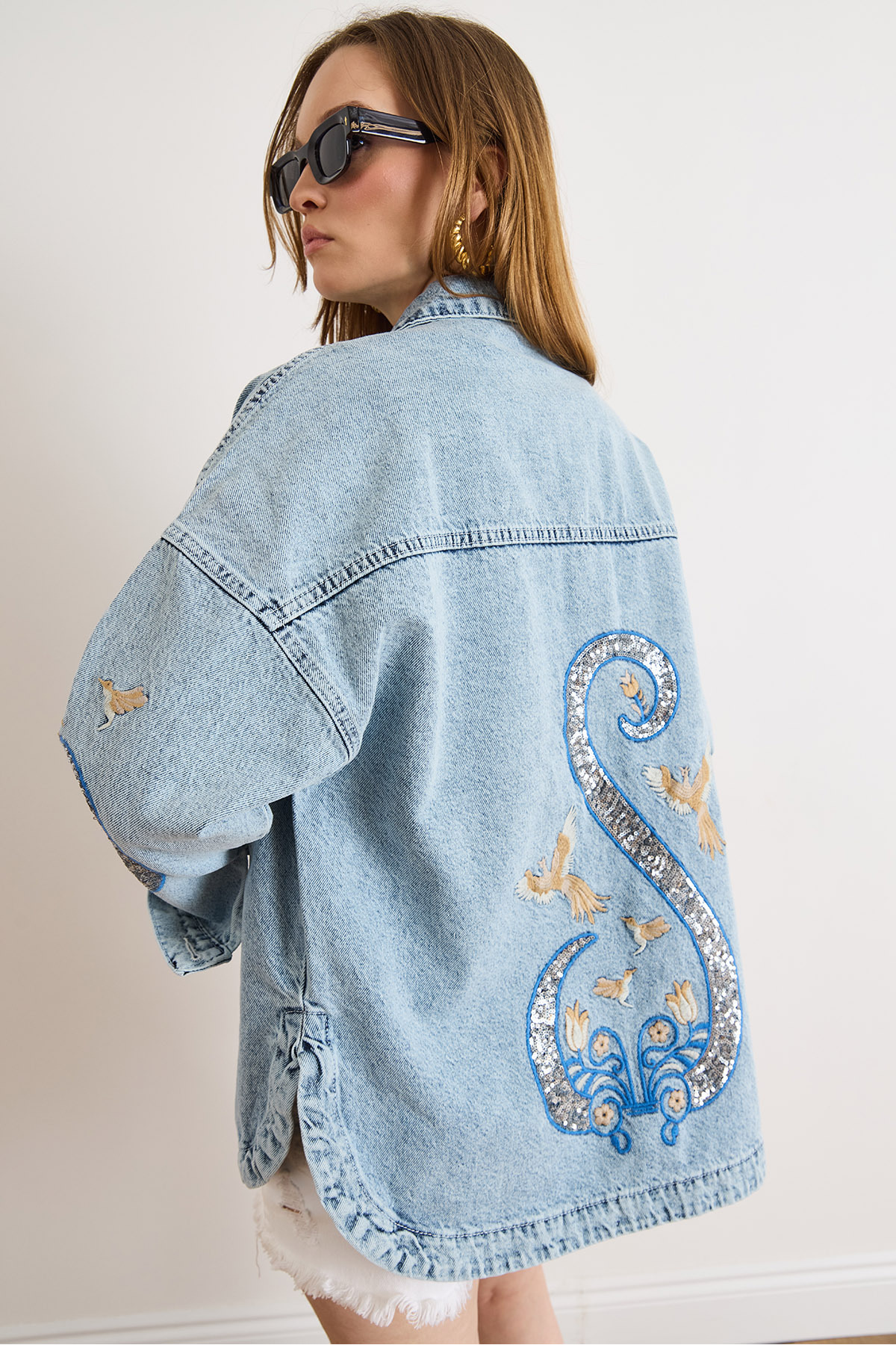 Olalook Kadın Açık Mavi Kuş Nakışlı Payet Detaylı Denim Ceket CKT-19000512 görsel 6