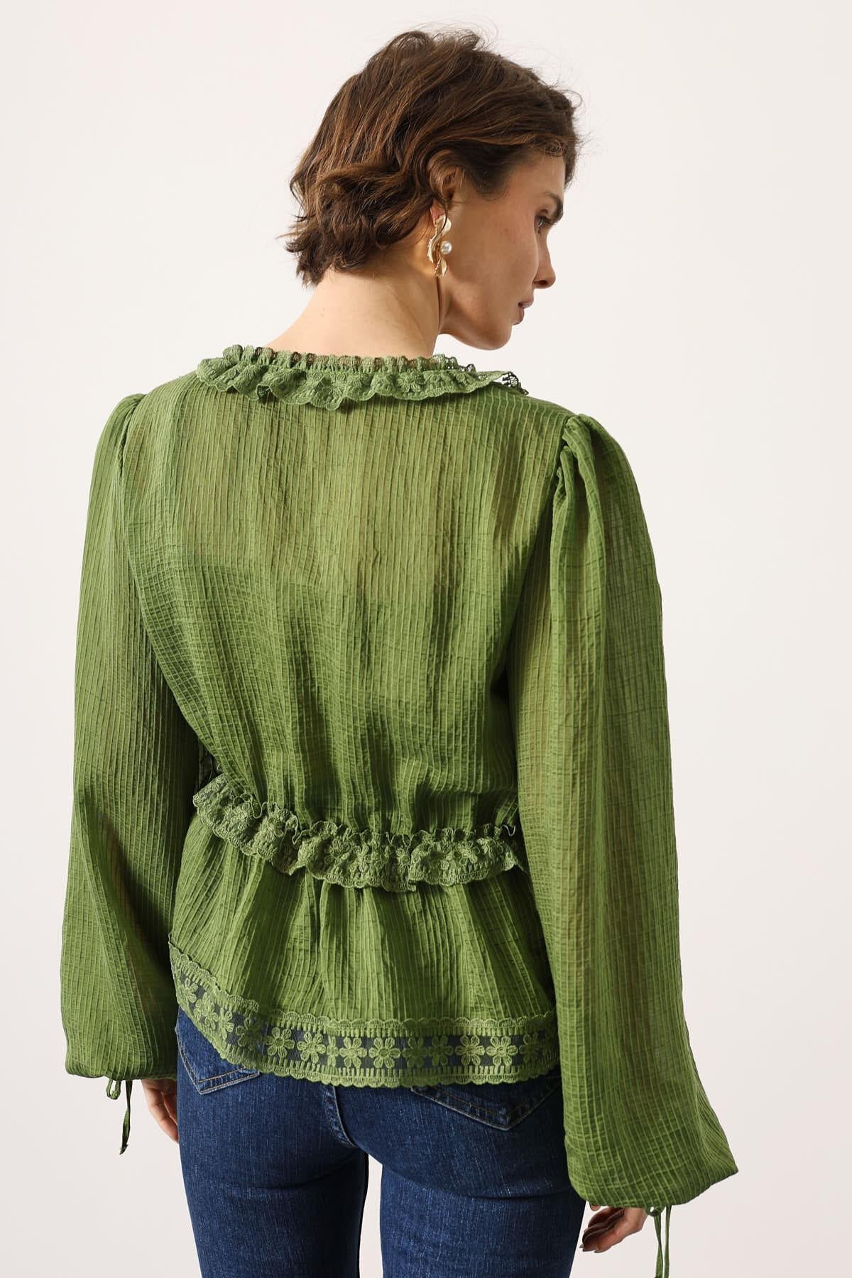 LaliCo  Kadın V Yaka Dantel Detaylı Fırfırlı Yeşil Bluz - Görsel 7