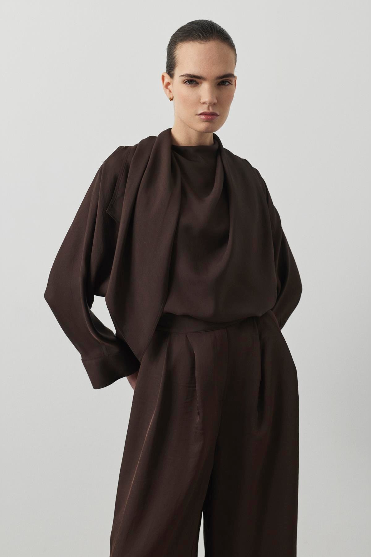 ARESA ACETATE SHAWL DETAILED PANTS SET BROWN