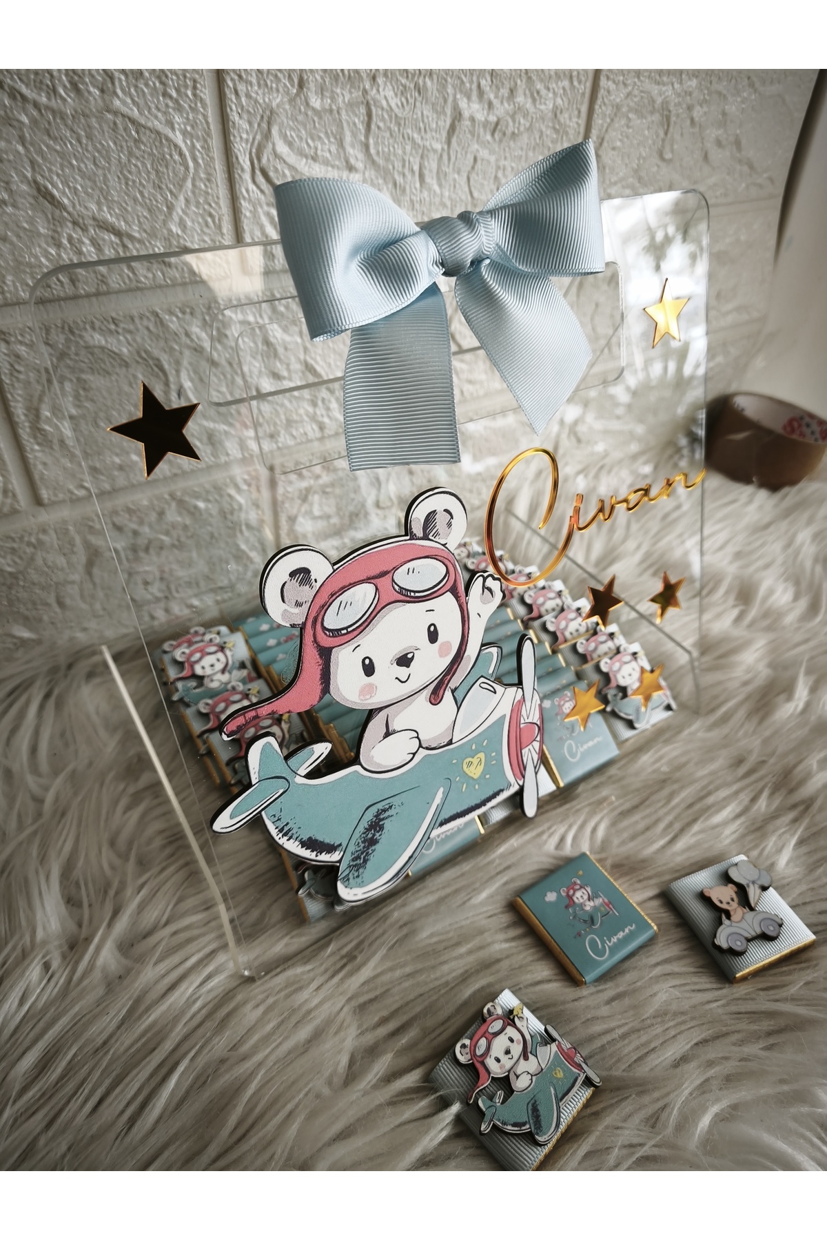 Doğrukan Hediyelik Pleksi çantada figürlü mavi konsept 50 li bolçi marka çikolata yenidoğan doğum günü mevlüt hediyelik fotoğrafı 2 (önizleme)