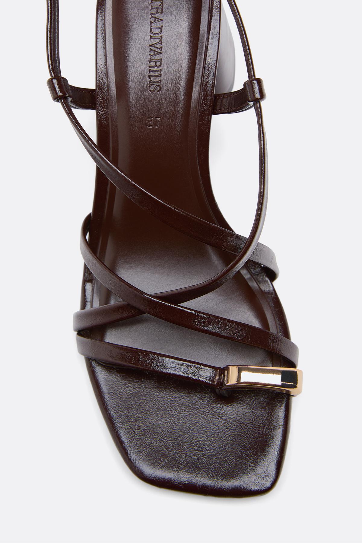 Stradivarius Çok bantlı topuklu sandalet görsel 4
