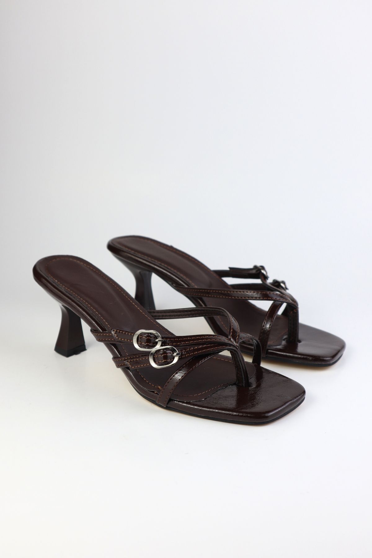 wolfcity  Kadın Çift Toka Detaylı parmak arası Kısa Topuklu Terlik Ve Sandalet - Görsel 6