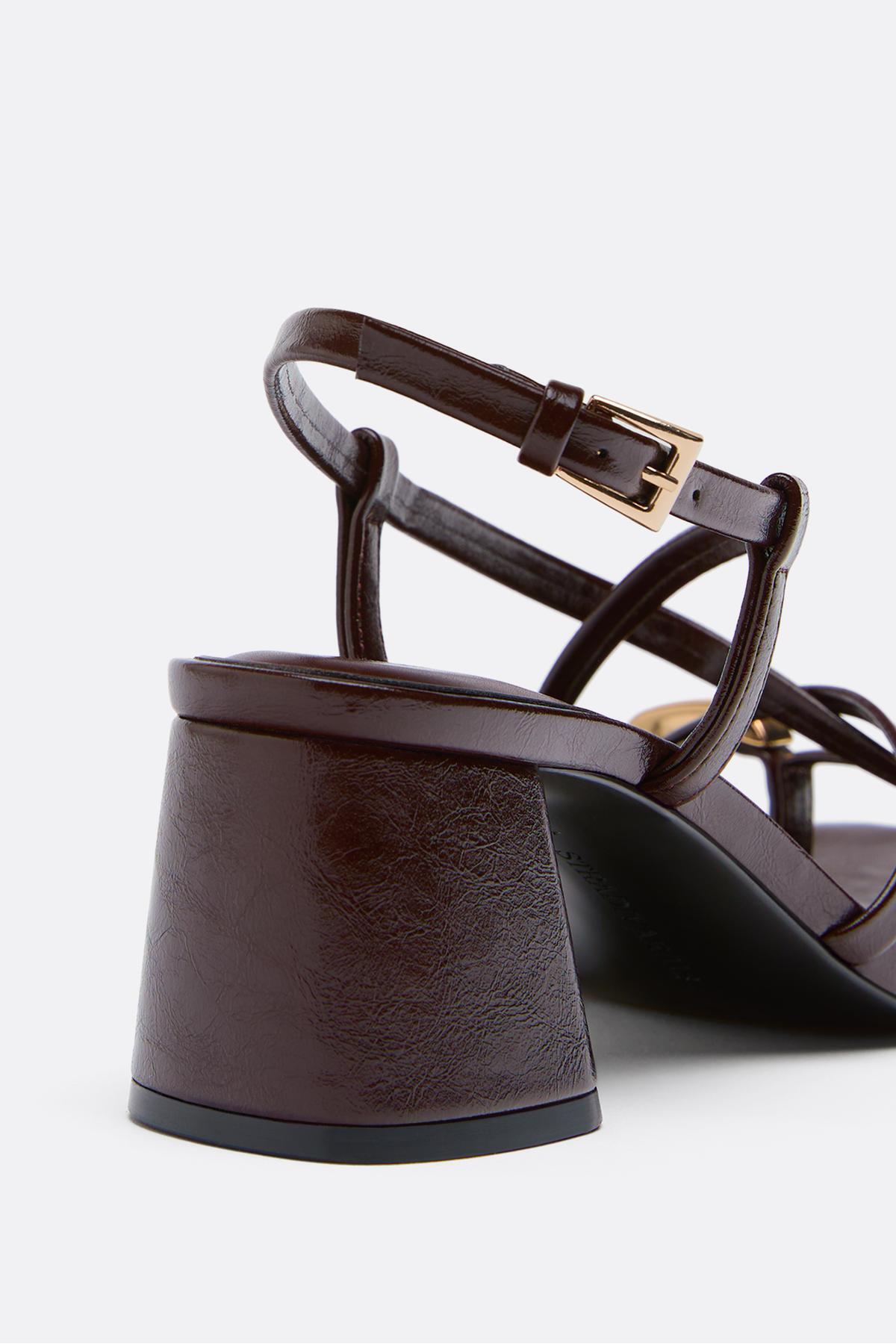 Stradivarius Çok bantlı topuklu sandalet görsel 3