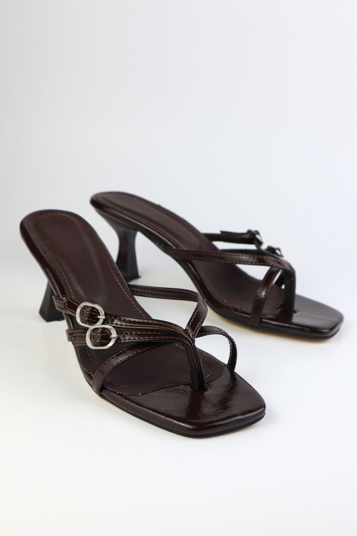 wolfcity  Kadın Çift Toka Detaylı parmak arası Kısa Topuklu Terlik Ve Sandalet - Görsel 3