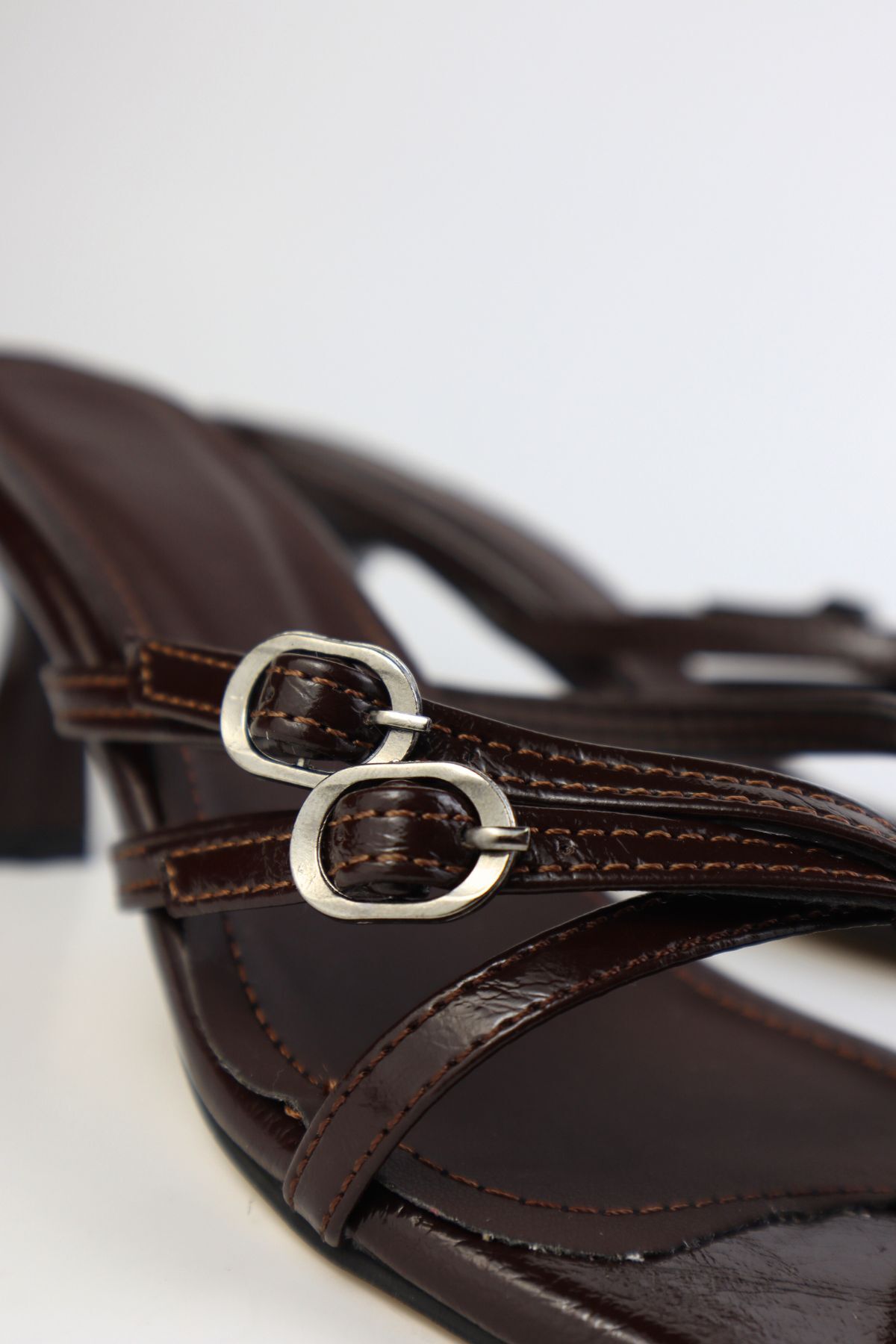 wolfcity  Kadın Çift Toka Detaylı parmak arası Kısa Topuklu Terlik Ve Sandalet - Görsel 4