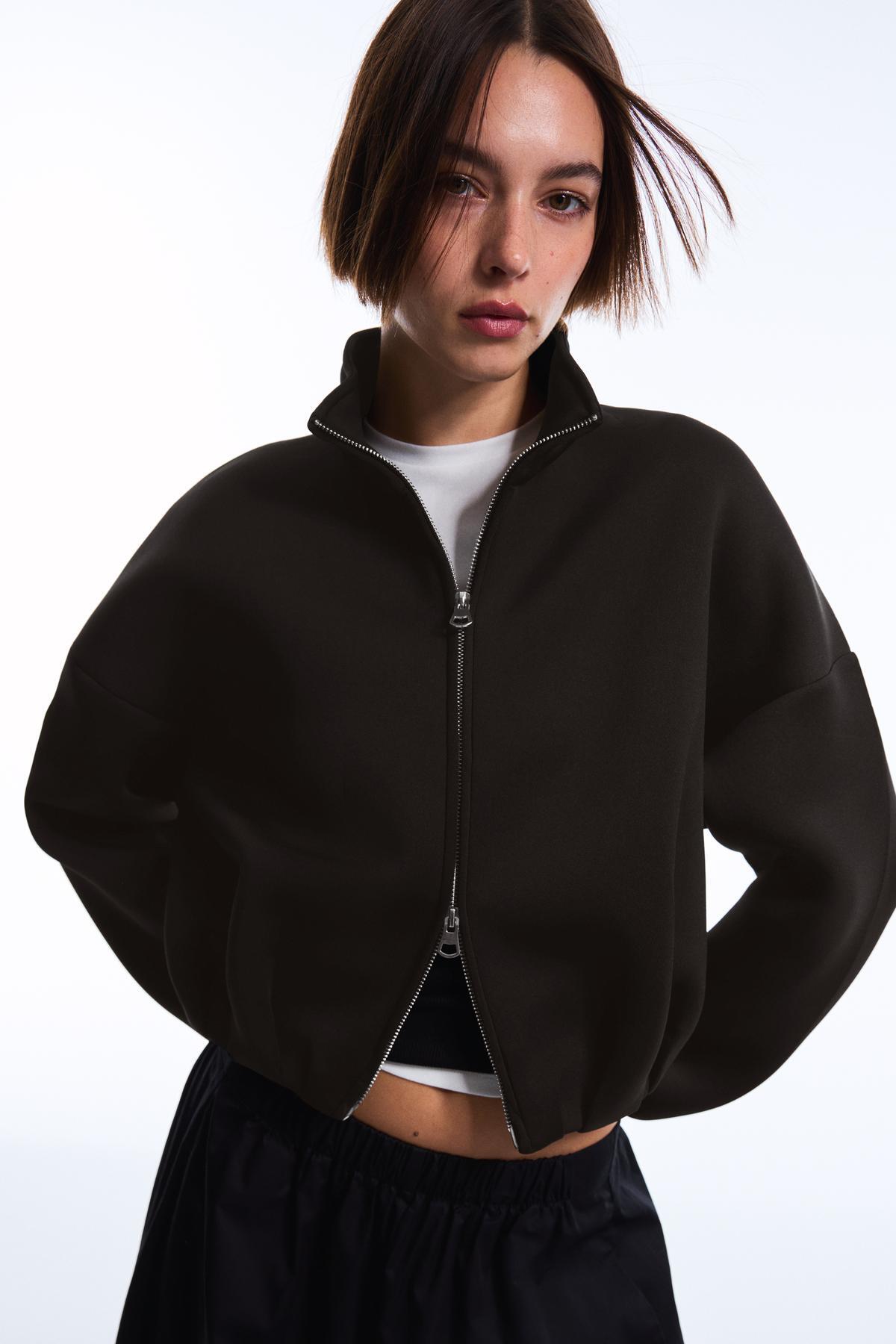 Bershka  Balon kesim sentetik kauçuk kumaş fermuarlı sweatshirt - Görsel 5