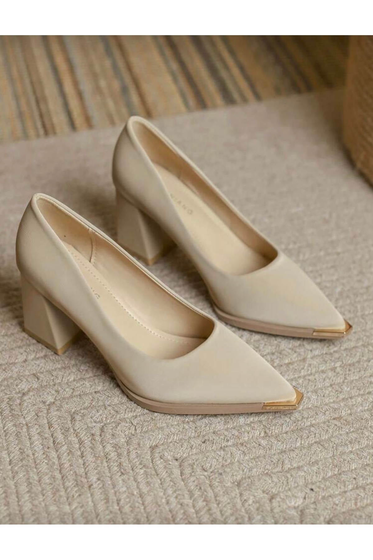 ELEVAM  Sivri Burunlu, Zarif Minimalist Tasarımlı Kadın Topuklu Ayakkabı, Kalın Topuklu - Görsel 2