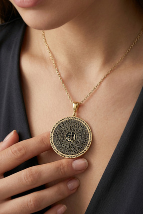 Parmas Design Allah ve Esmaül Hüsna İşlemeli 925 Ayar Gümüş Kadın Plaka Kolye