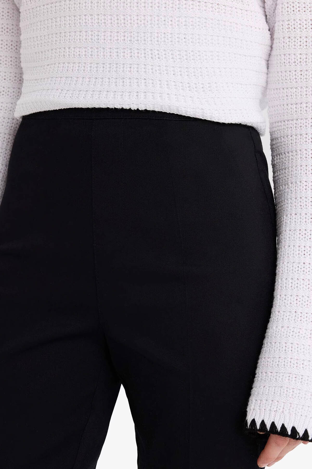 DeFacto Sigaret Saten Kumaş Pantolon Siyah Normal Bel Basıc Beli Lastikli J8743AZ22WN görsel 4