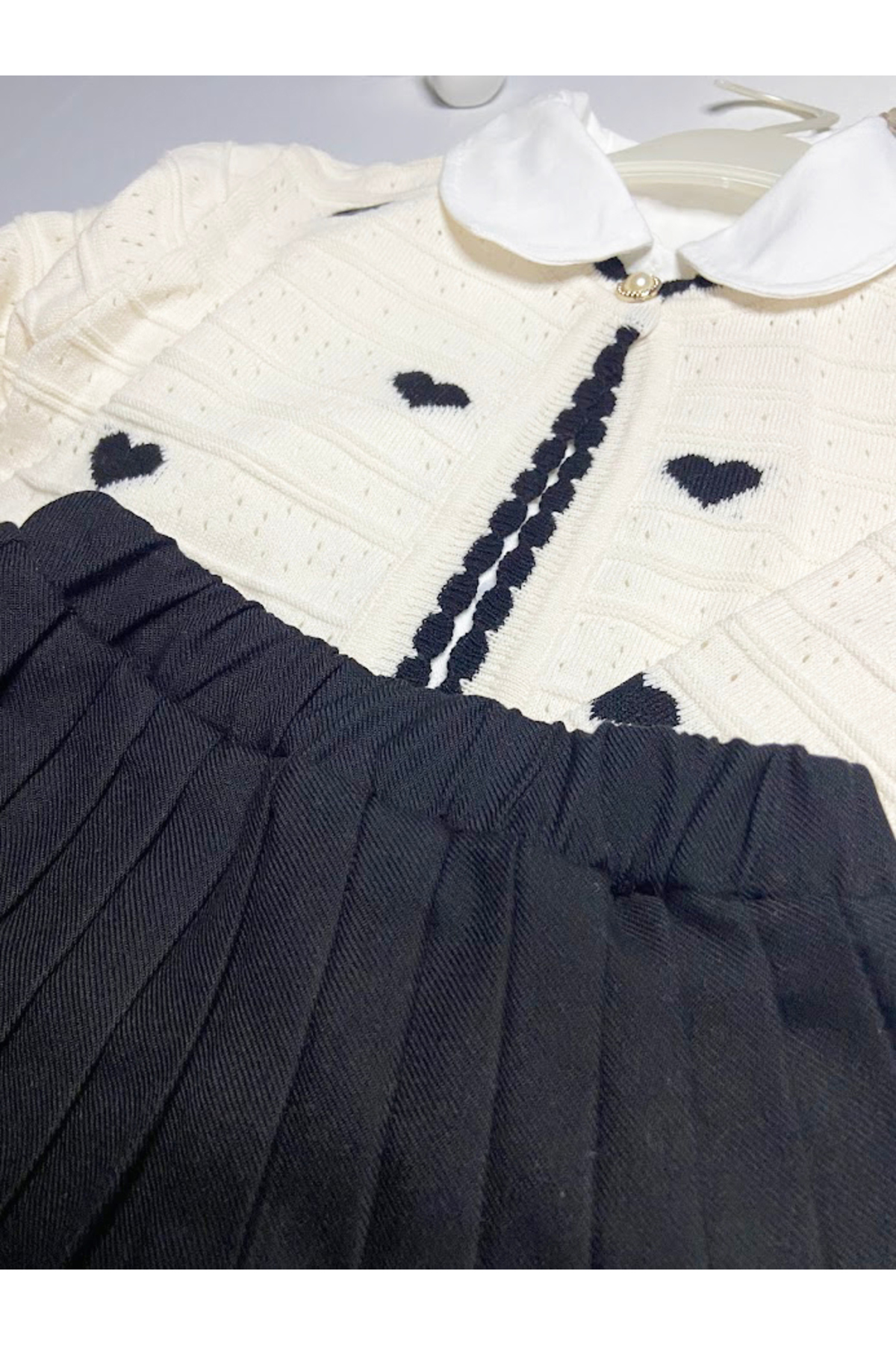 ASLİN STORE 3'lü Kalp Desenli Triko Hırkalı Kız Bebek Takımı-Siyah Pileli Etekli fotoğrafı 4 (önizleme)