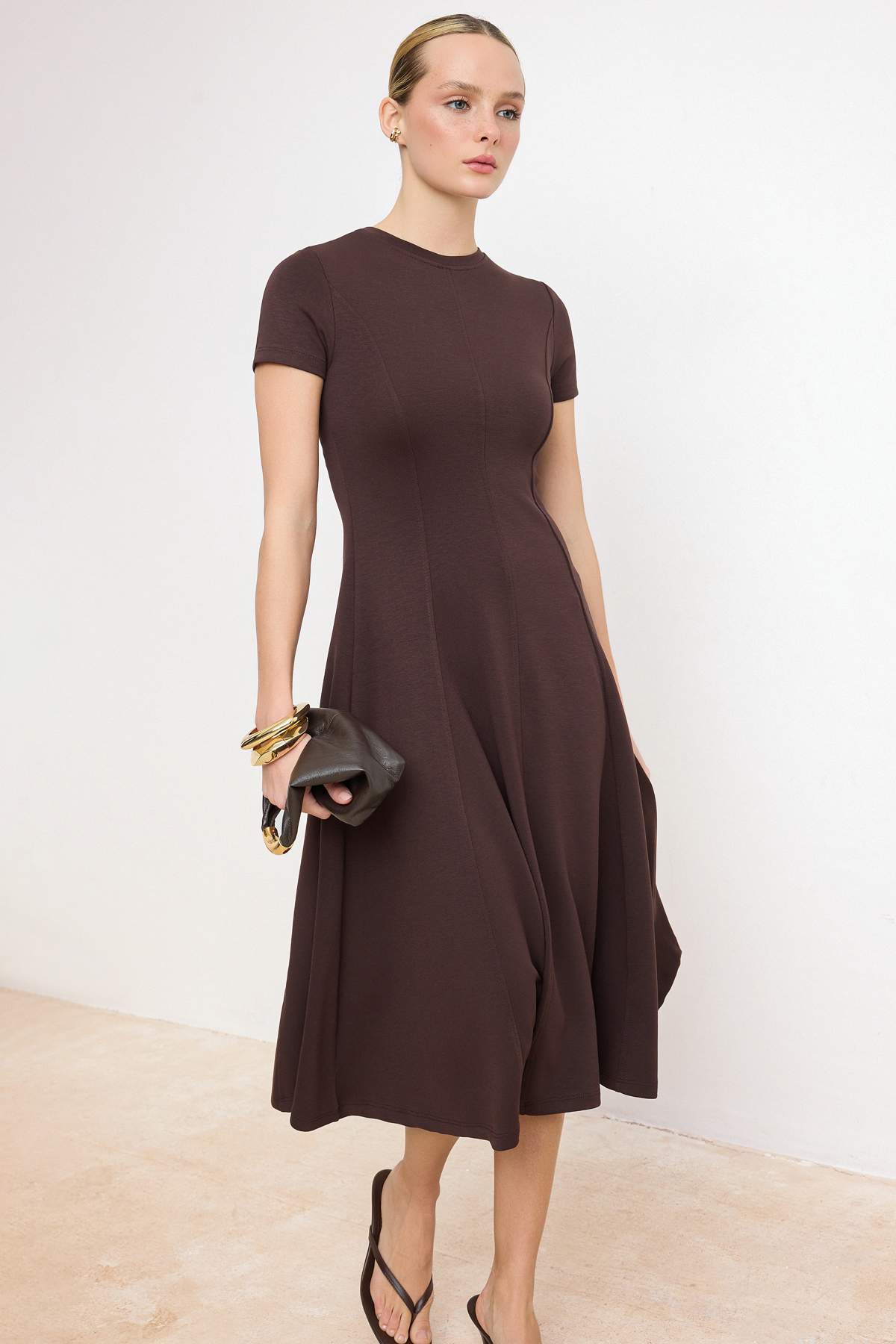 Trendyolmilla  Kahverengi Düz Skater Bisiklet Yaka Standart Kol Kısa Midi Soft Touch Örme Elbise TWOSS26EL00364 - Görsel 2