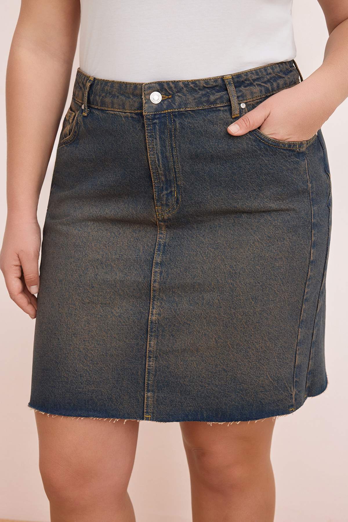 Trendyolmilla  Mavi Soluk Efekt Vintage Yüksek Bel Mini %100 Pamuk Non-Stretch Denim Etek TBBSS26AZ00019 - Görsel 3