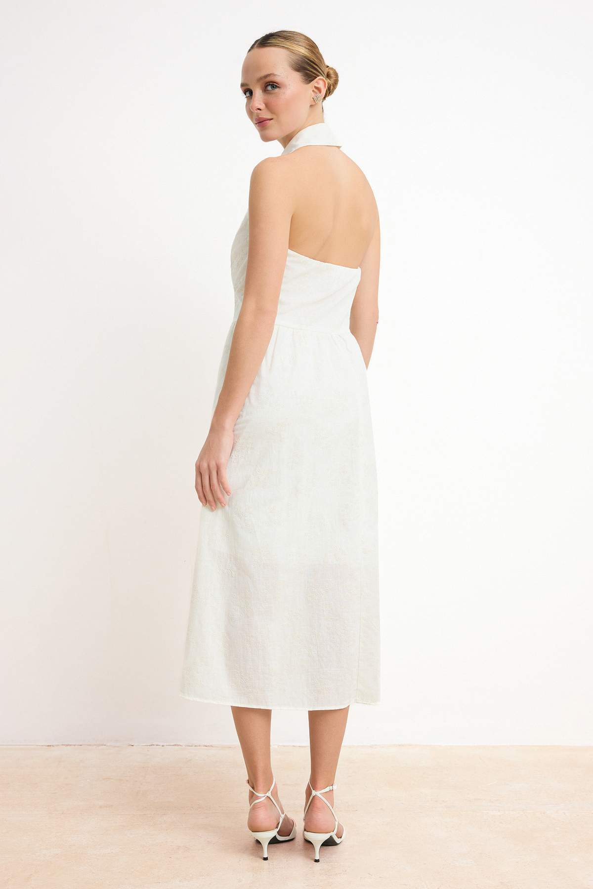 Trendyolmilla  Beyaz Kumaş Özellikli Midi Dokuma Elbise TWOSS26EL00224 - Görsel 4