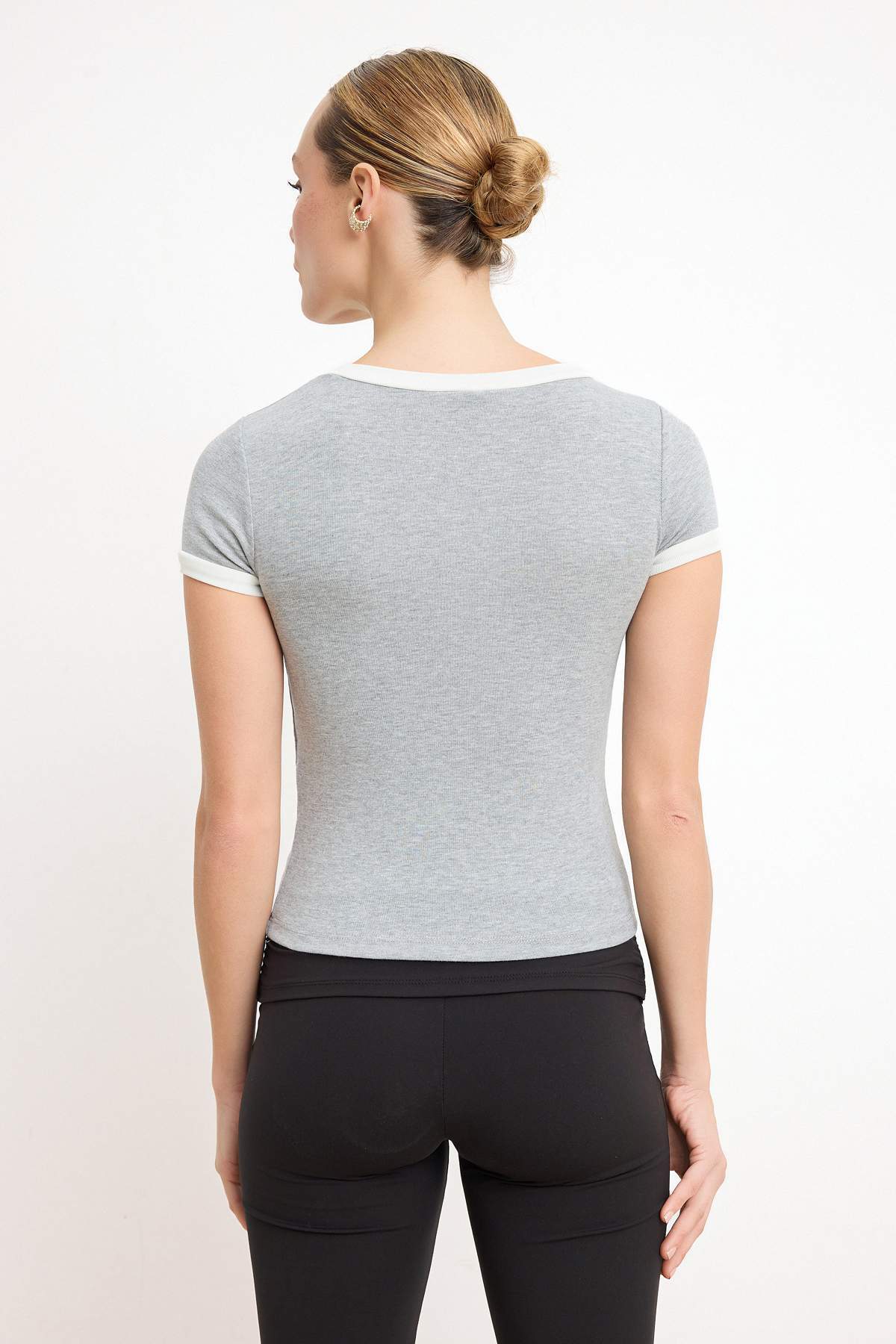 Trendyolmilla  Gri Melanj Fitted/Vücuda Oturan Kısa Kollu Pamuk Ribana Örme T-Shirt TWOSS26TS00126 - Görsel 4