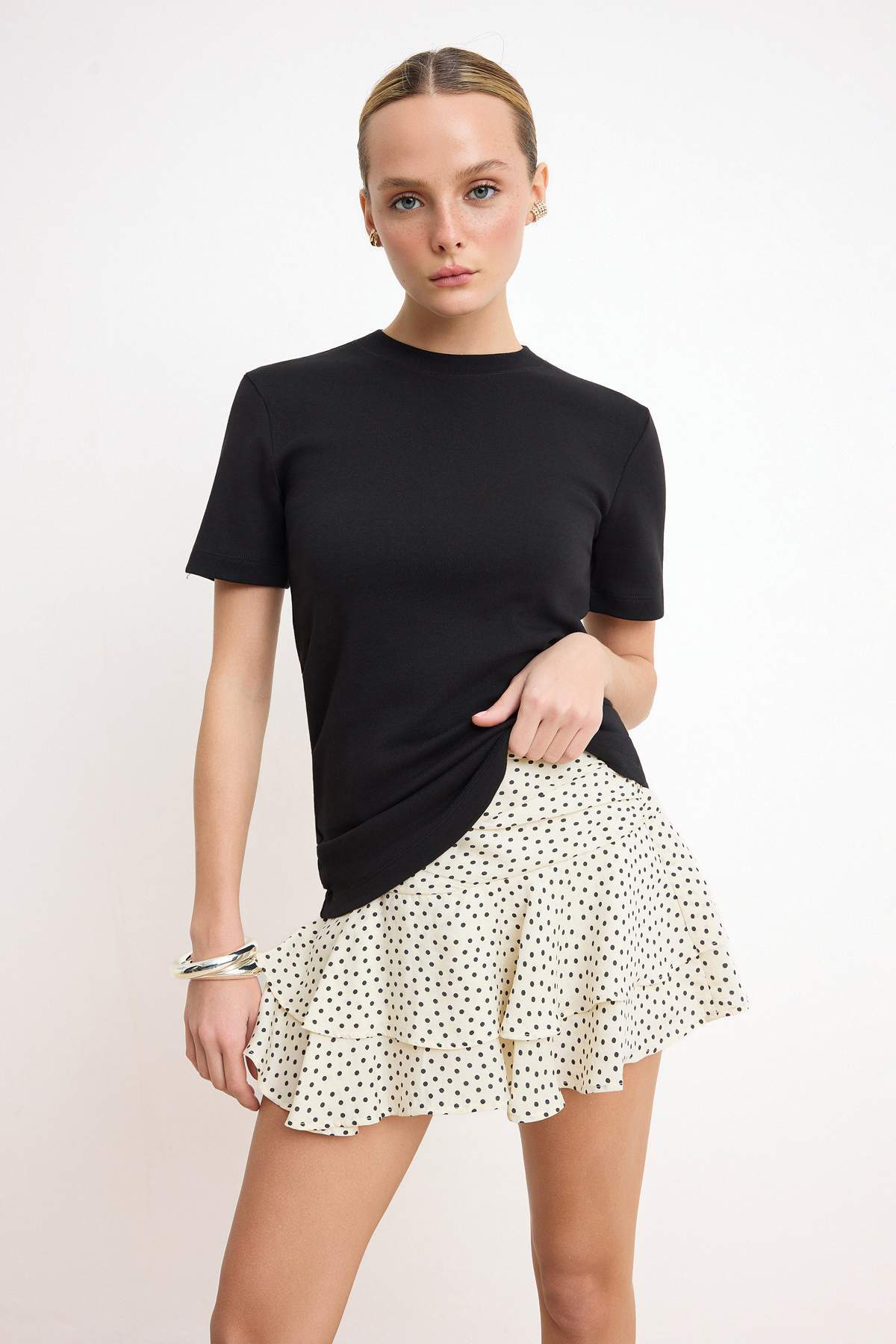 Trendyolmilla  Siyah Fitted/Vücuda Oturan Kısa Kollu Pamuk Ribana Örme T-Shirt TWOSS26TS00080