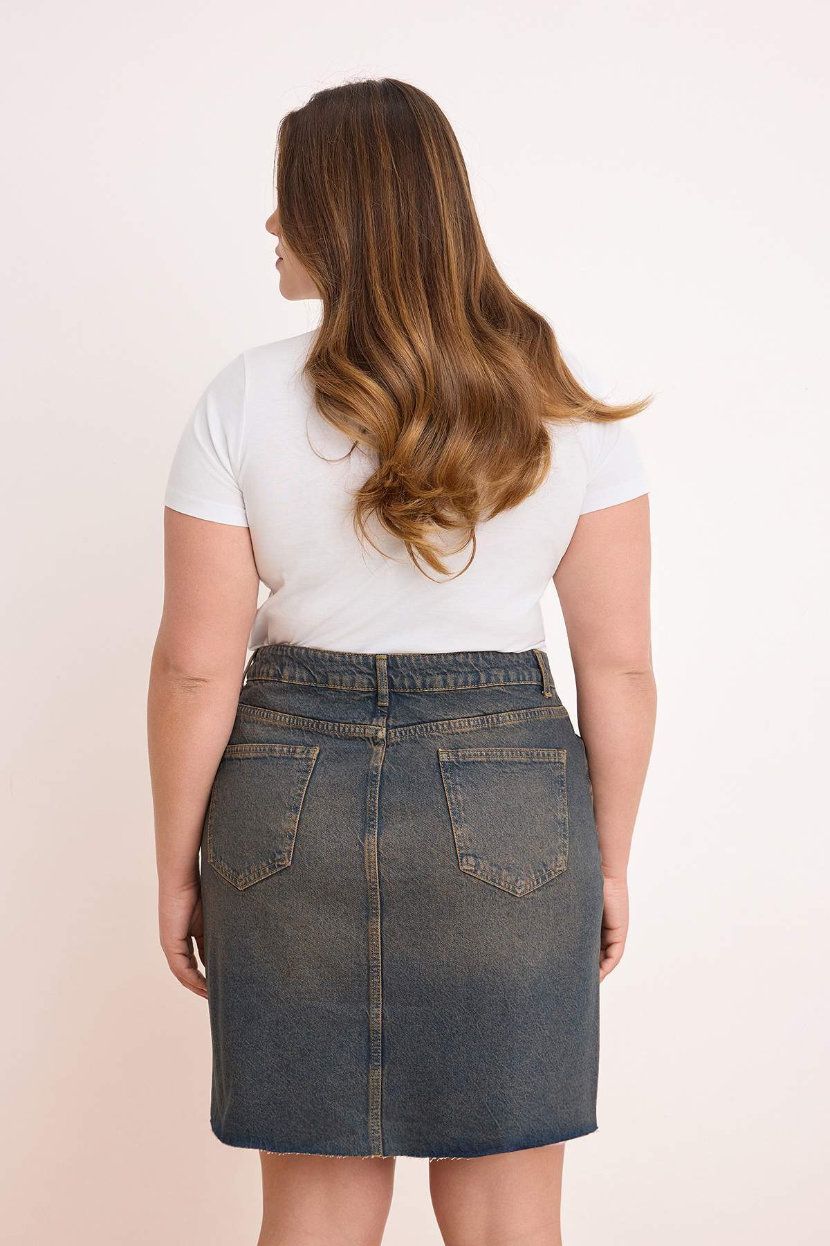 Trendyolmilla  Mavi Soluk Efekt Vintage Yüksek Bel Mini %100 Pamuk Non-Stretch Denim Etek TBBSS26AZ00019 - Görsel 4