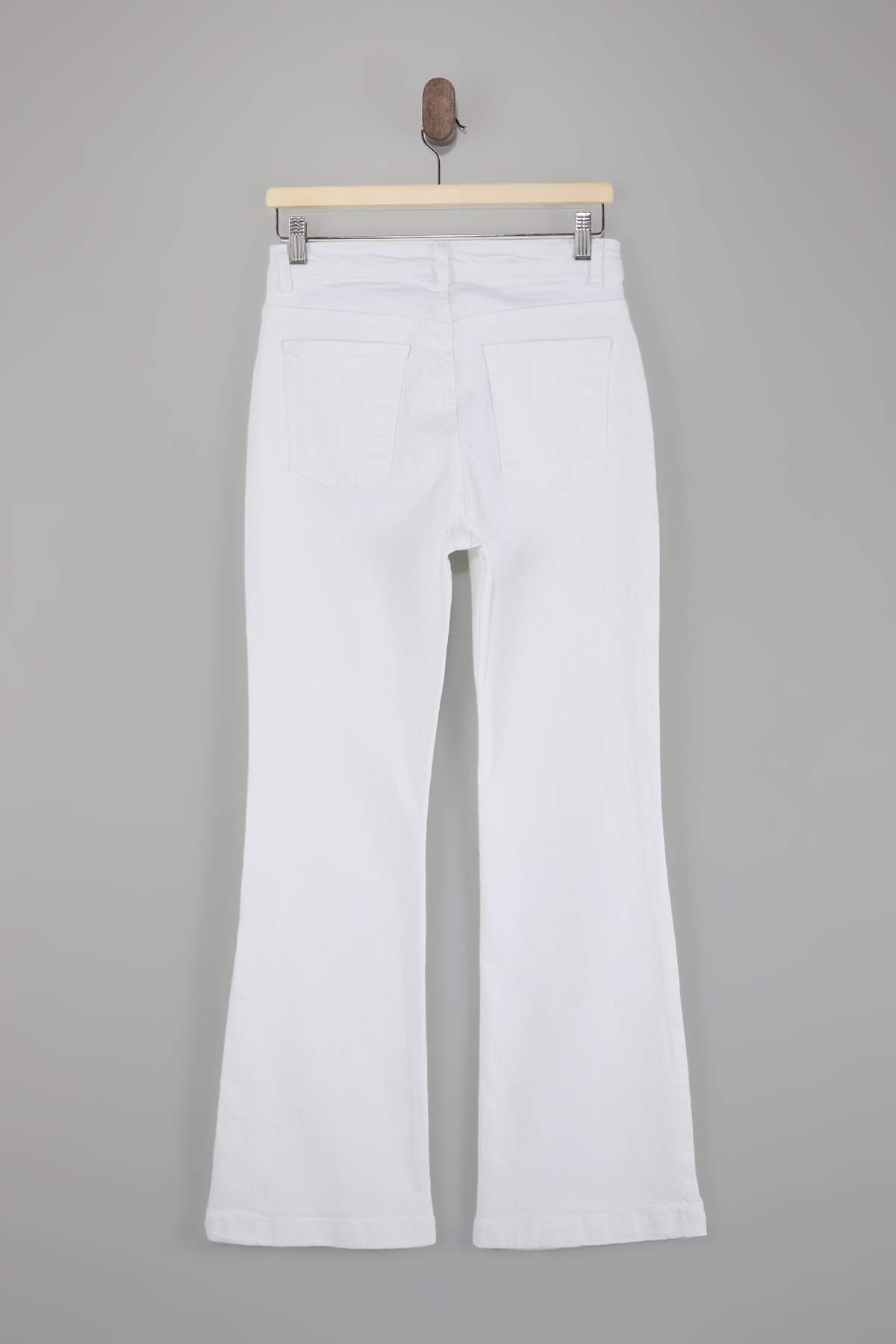 Trendyolmilla  Beyaz Yüksek Bel Comfort/Esnek İspanyol Paça Flare Jeans TWOAW26JE00047 - Görsel 6