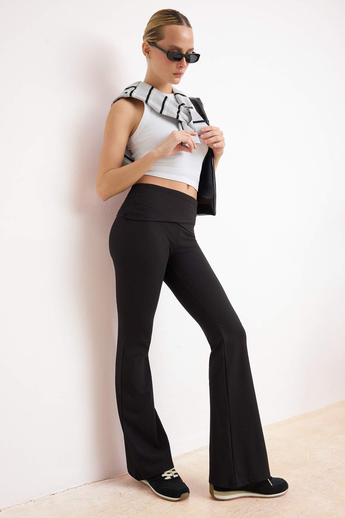 Trendyolmilla  Siyah Flare/İspanyol Paça Normal Bel Dalgıç/Scuba Örme Pantolon TWOSS26PL00119 - Görsel 2