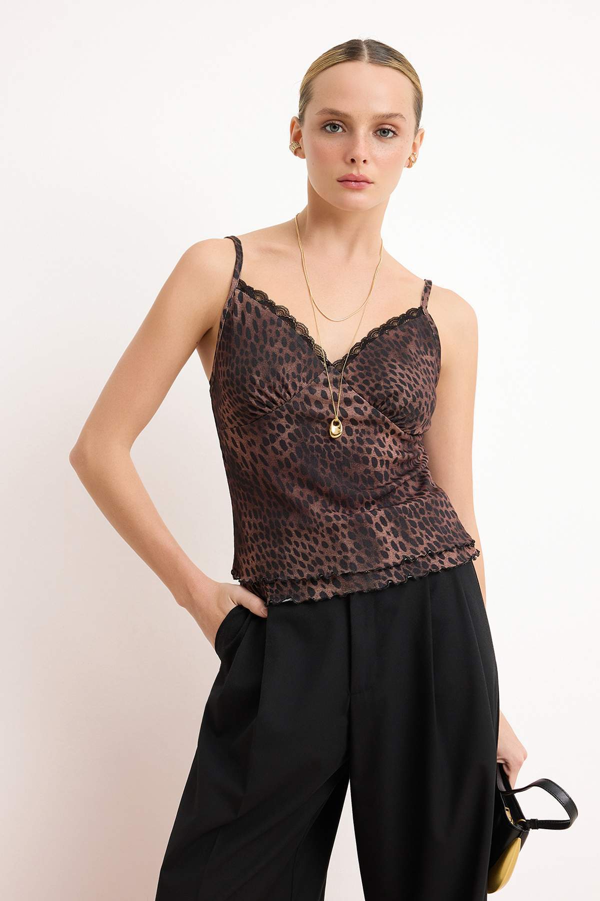 Trendyolmilla Kahverengi Animal Fitted/Vücuda Oturan V Yaka Kolsuz Dantel Detaylı Tül Örme Bluz TWOSS26BZ00478